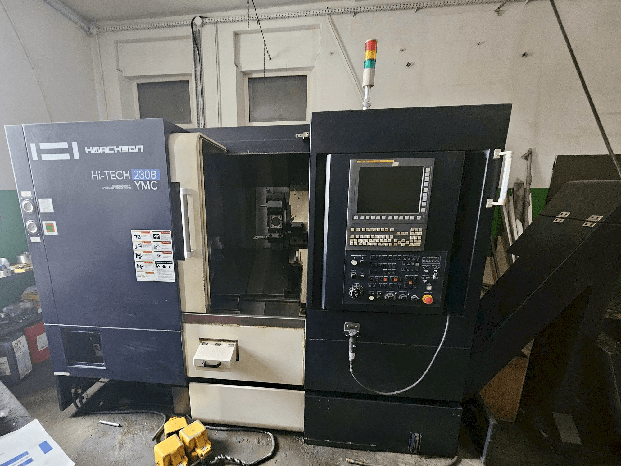 HWACHEON HI-TECH 230B YMC-maskinen framifrån