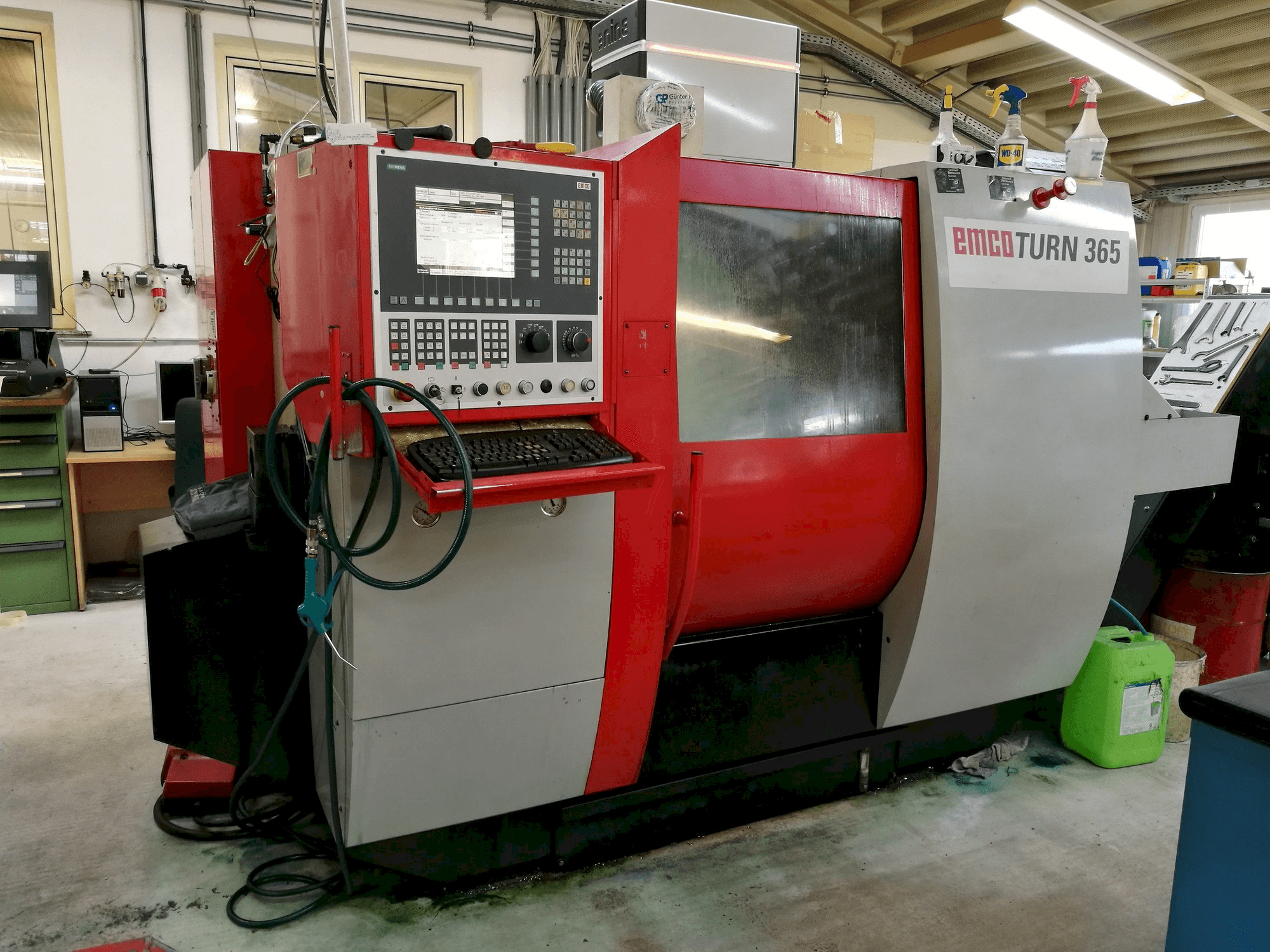 EMCO TURN 365-maskinen sedd från vänster
