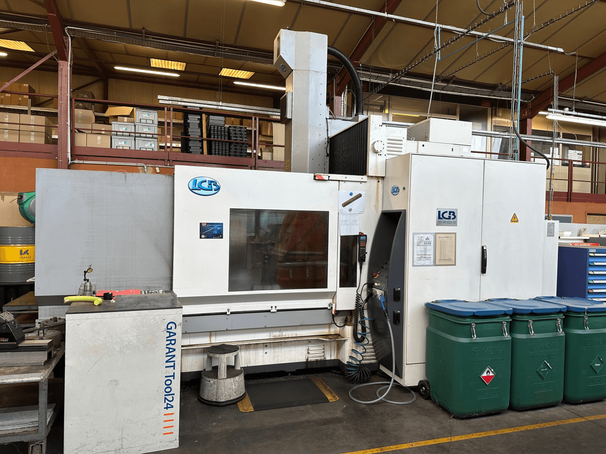 LGB CNC-maskin sedd framifrån, med GARANT Tool24 arbetsstation och gröna avfallskärl på sidan.