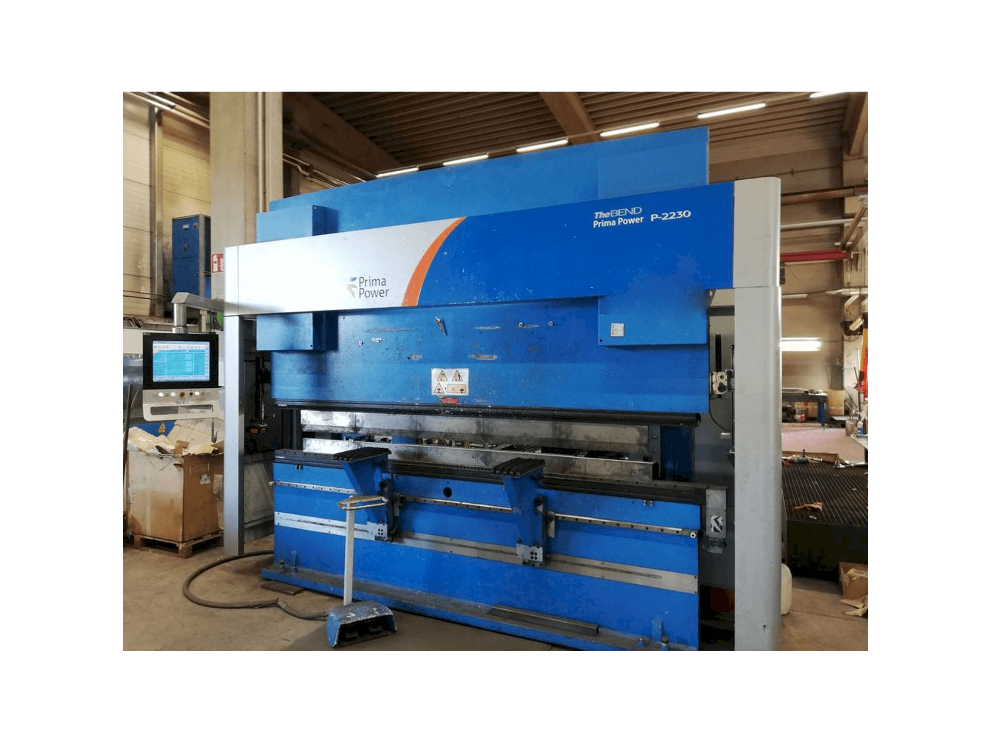 Prima Power-maskinen sedd från högerP-2230