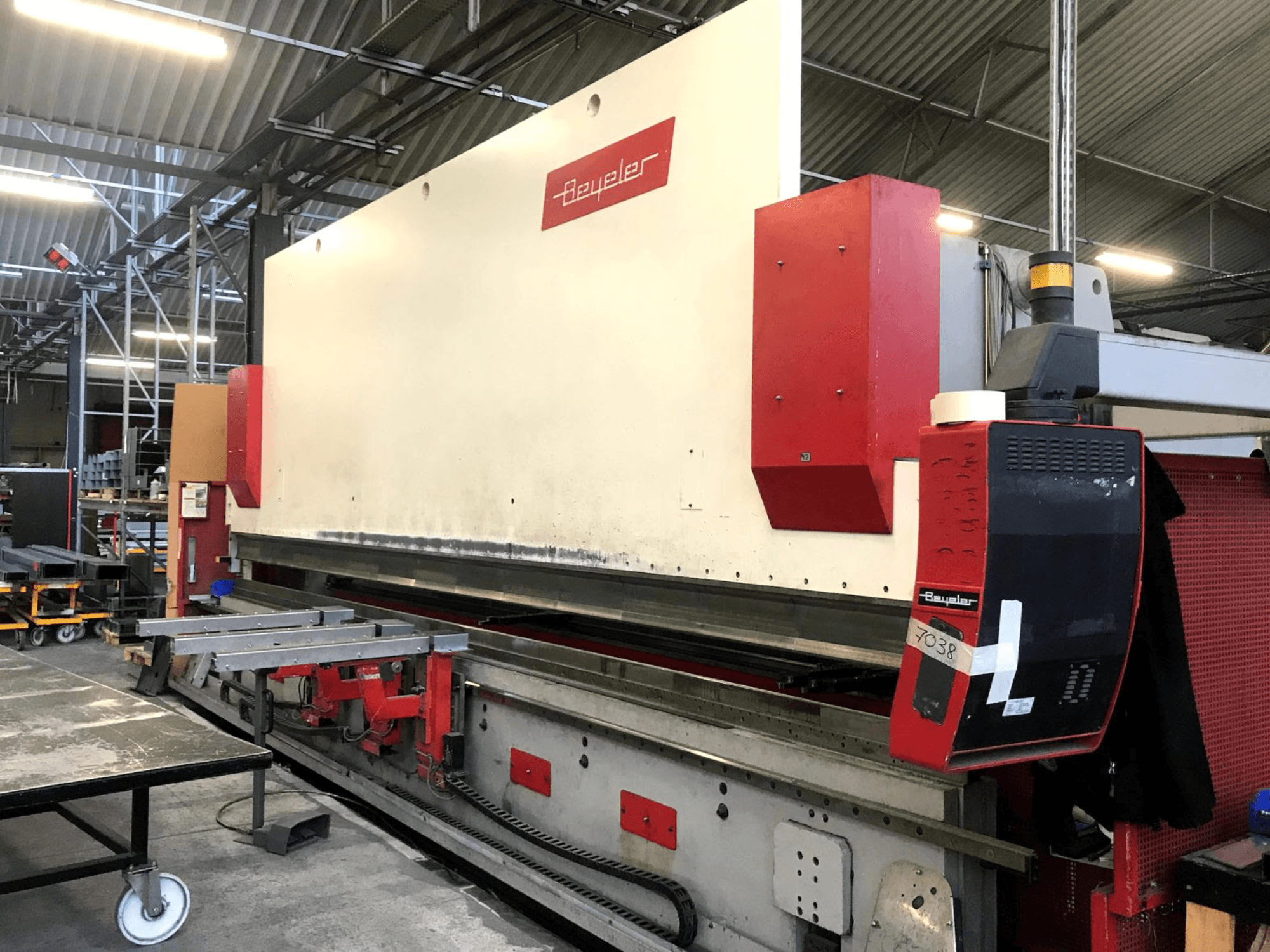 BEYELER PR-10 kantpress, framifrån, där man ser kontrollpanelen och metallbearbetningsbordet i en verkstadsmiljö.