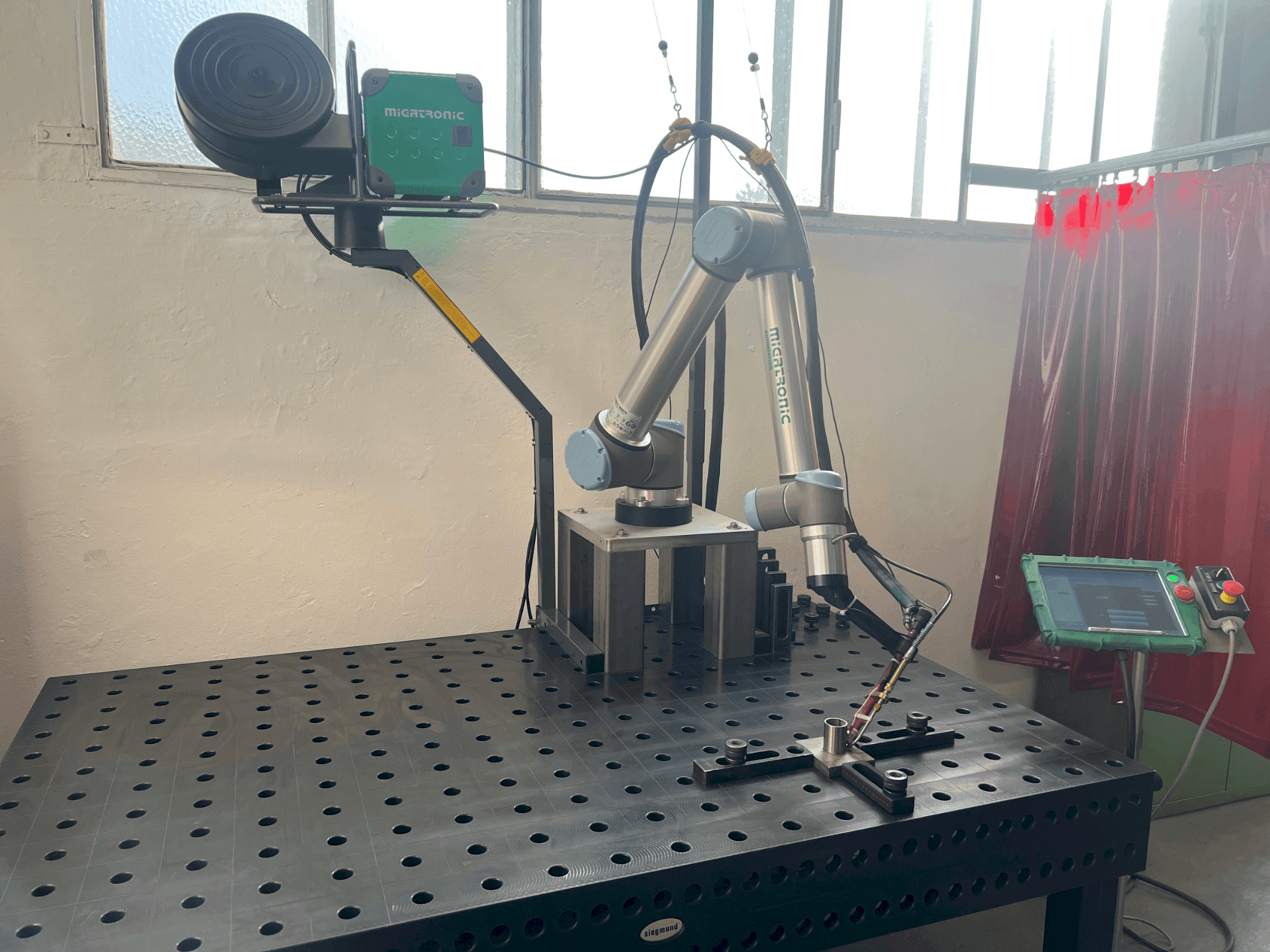 Universal Robots UR10 (2021)-maskinen framifrån