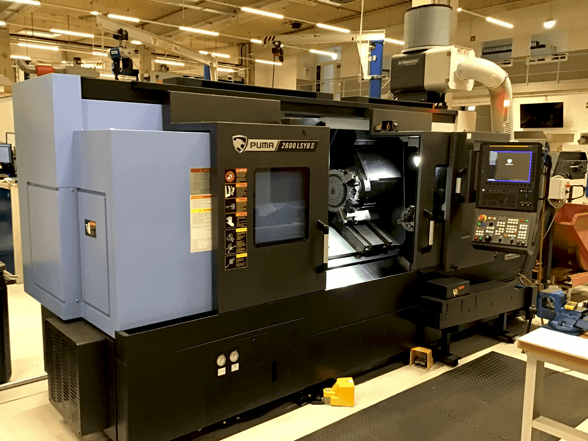 DN SOLUTIONS Puma 2600 LSYB II-maskinen framifrån