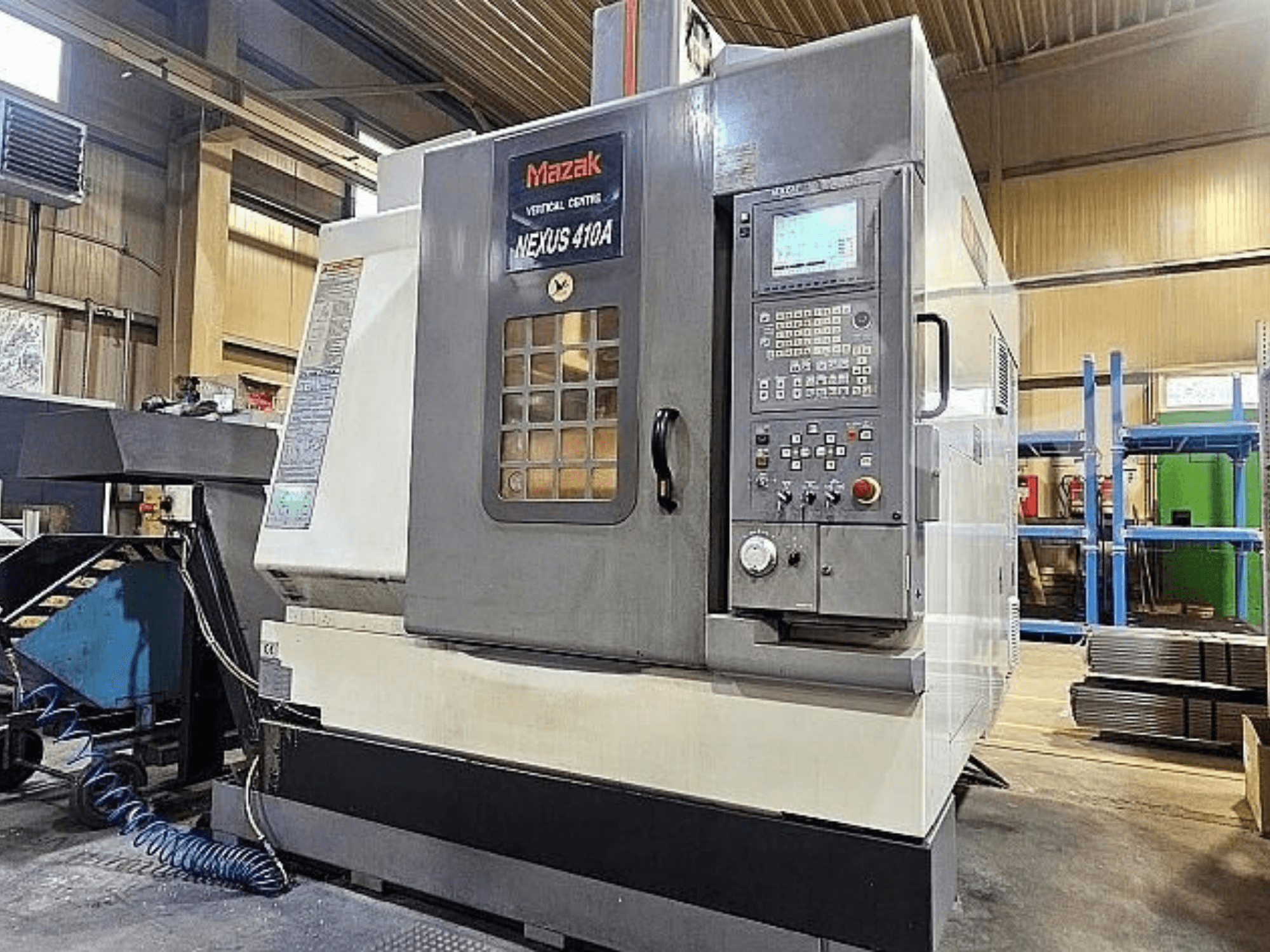 Mazak VCN-410A vertikalt bearbetningscenter, sidovy som visar kontrollpanelen, verktygshållaren och driftsfunktionerna.