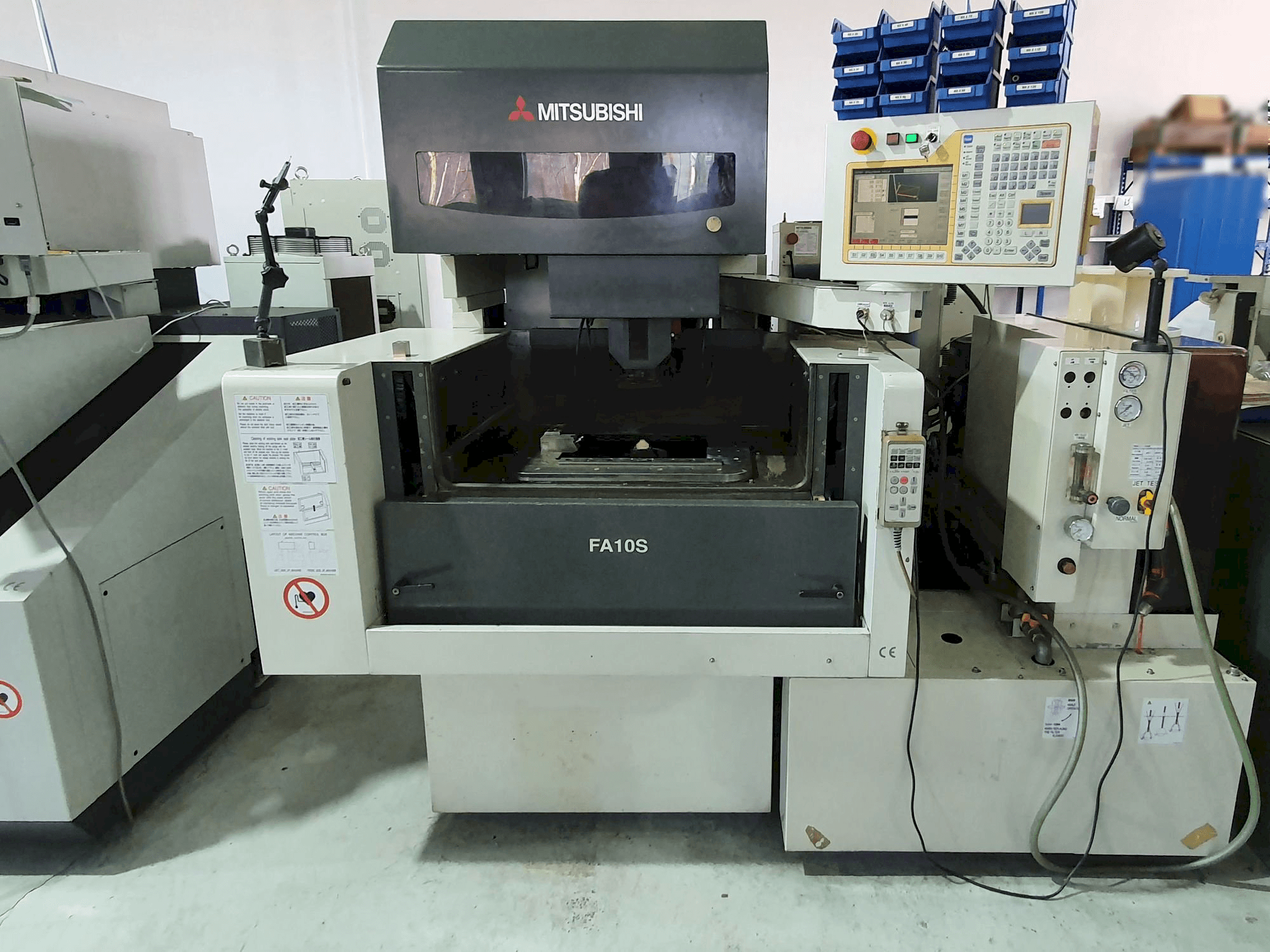 Mitsubishi FA10SM-maskinen framifrån