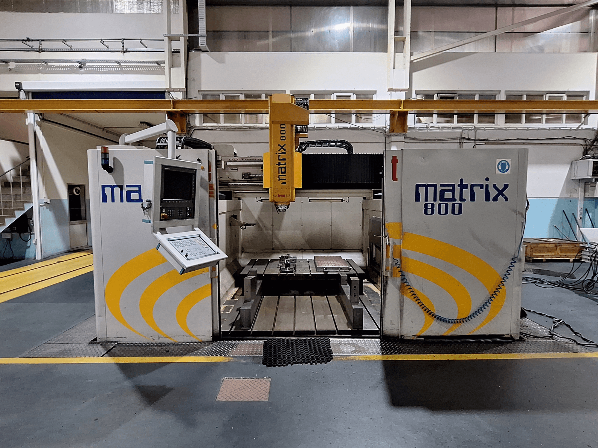 Portalfräsmaskin Breton Matrix WM 800 K25 i en verkstad, med kontrollpanel och arbetsbord sett framifrån.