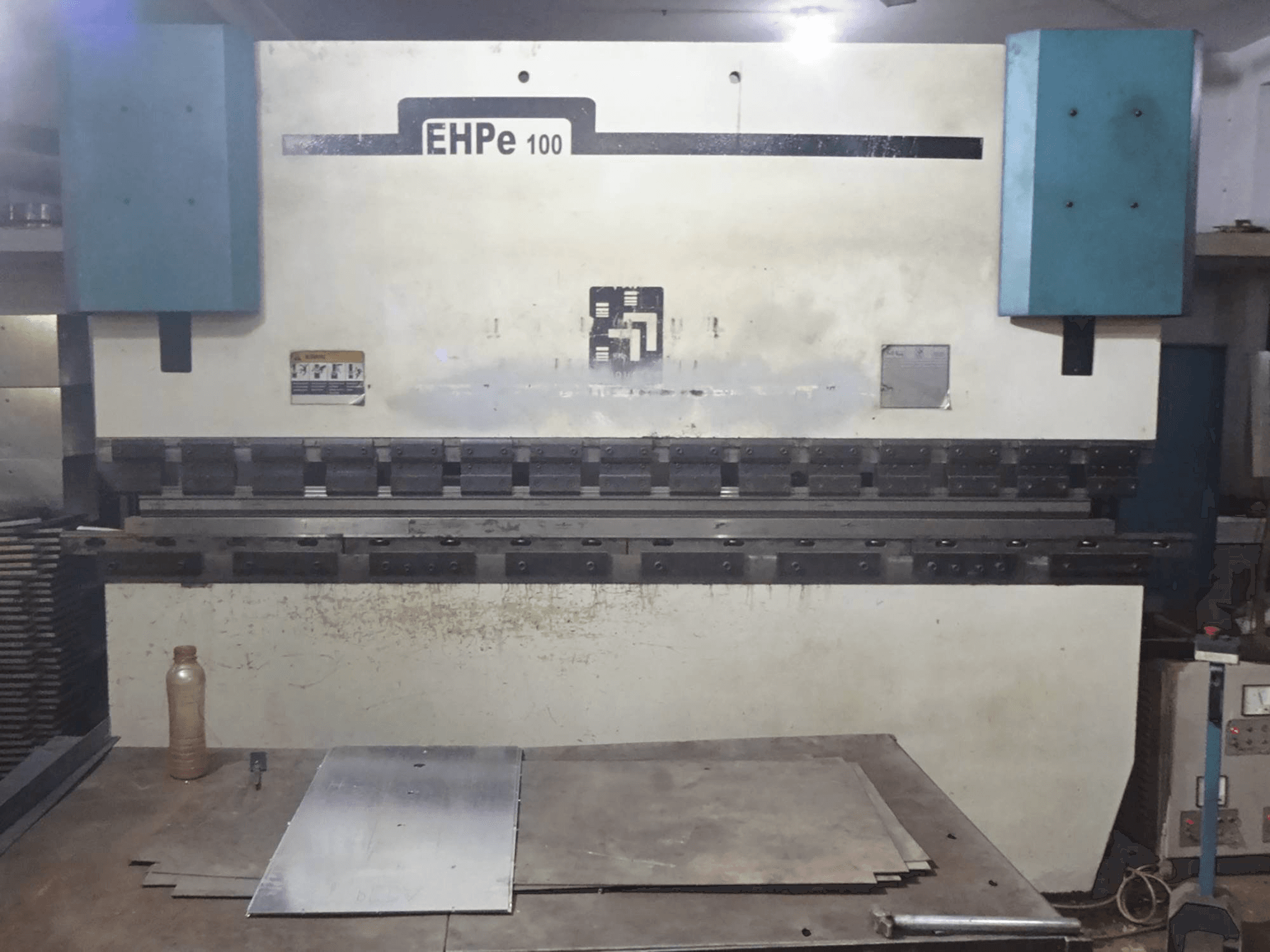 Hindustan Hydraulics-maskinen framifrånEHP E 100