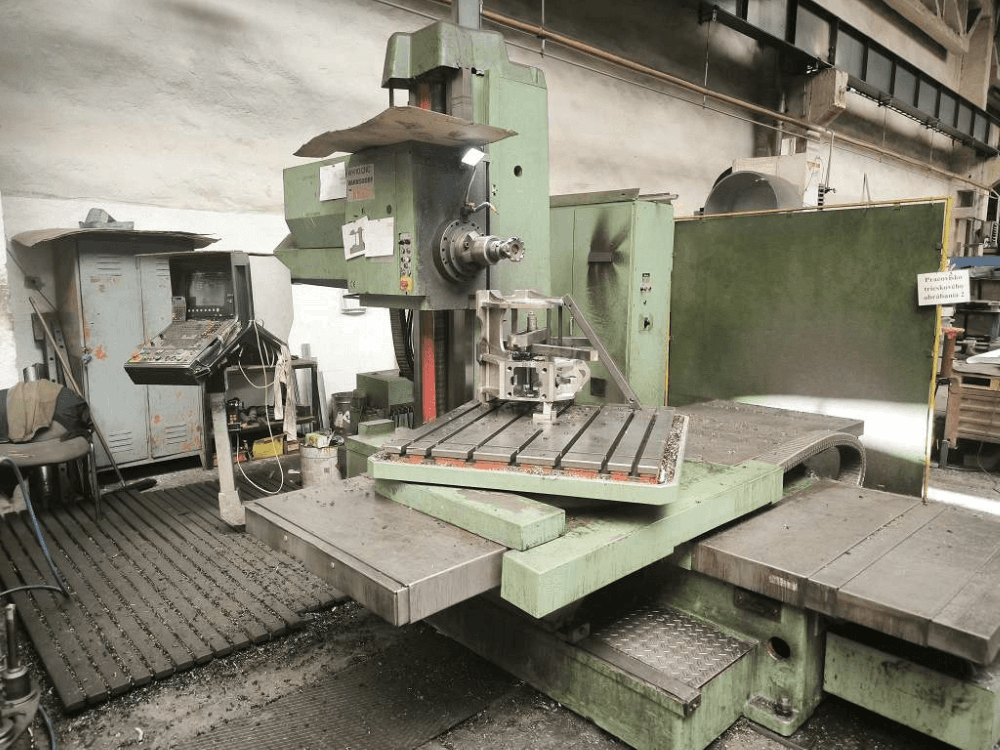 TOS WH 10 CNC-borrmaskin sedd framifrån, med ett bearbetat arbetsstycke på bordet och kontrollpanelen.