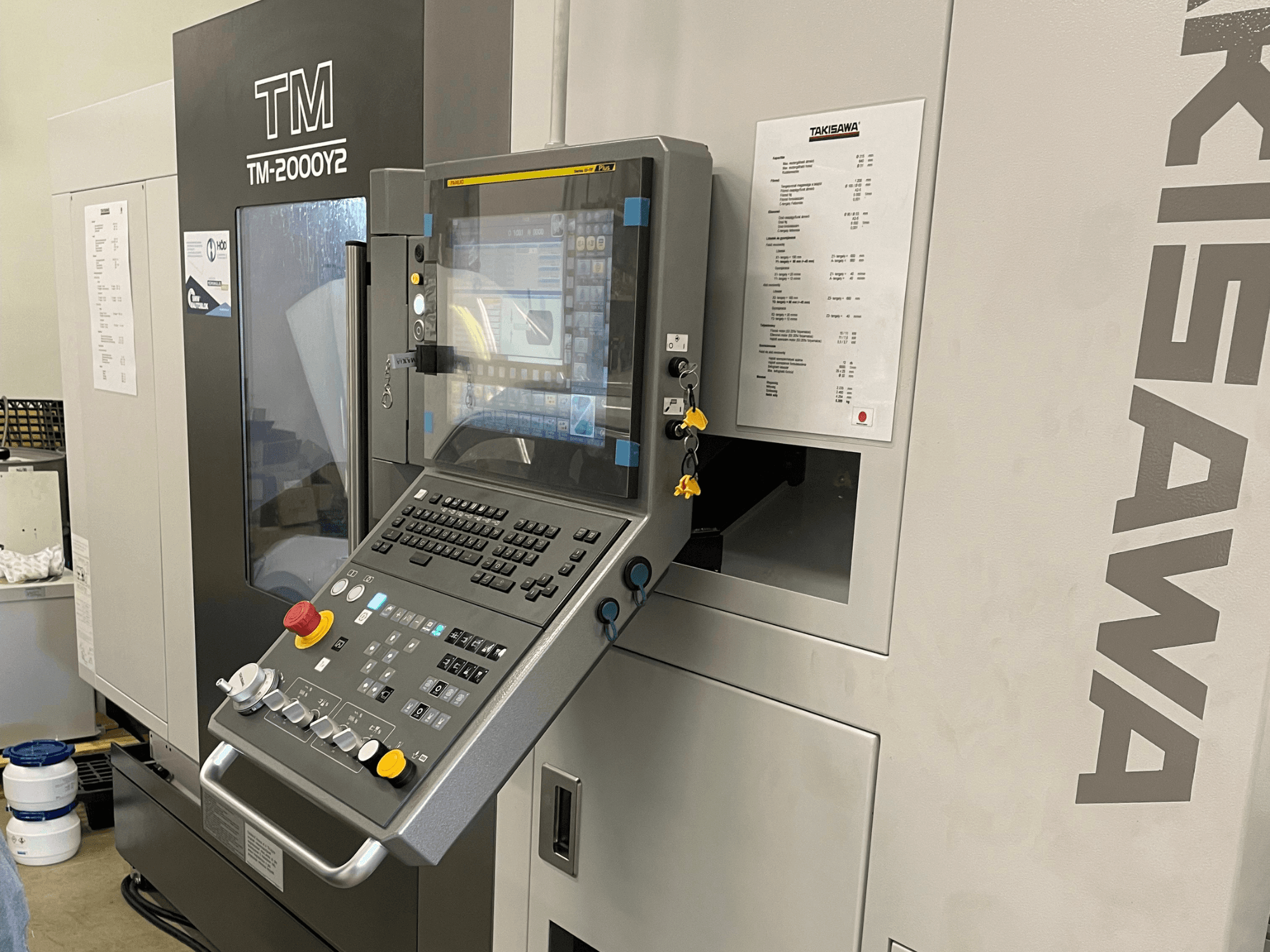 Takisawa TM-2000Y2 horisontell svarvmaskin kontrollpanel framifrån, med digital display och manöverknappar.