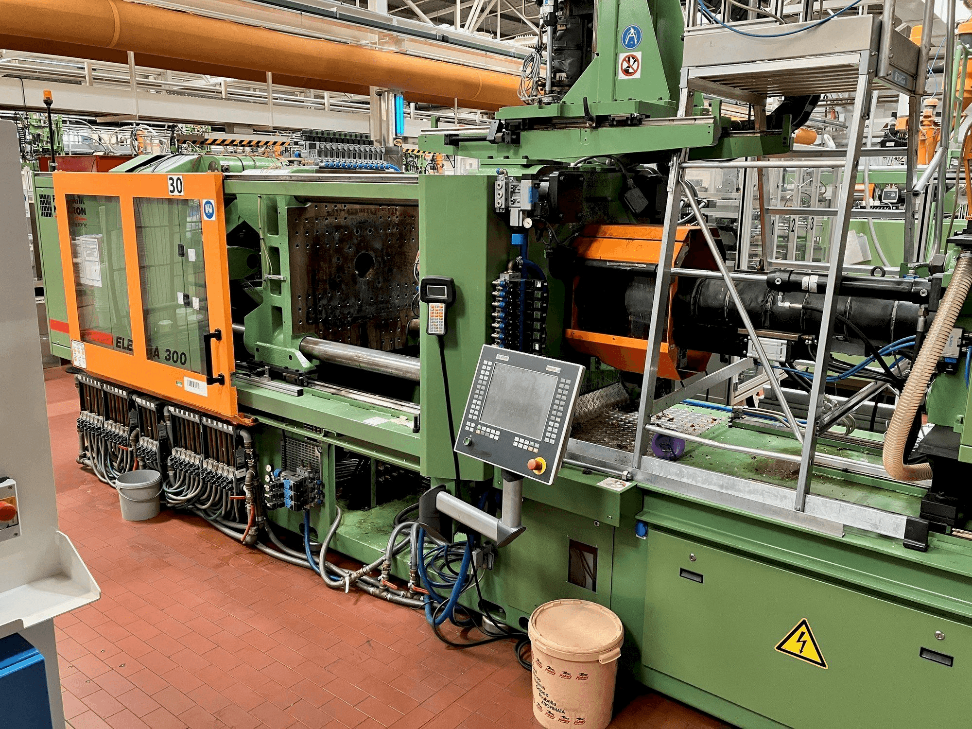 FERROMATIK MILACRON Europe Elektra 300-maskinen framifrån