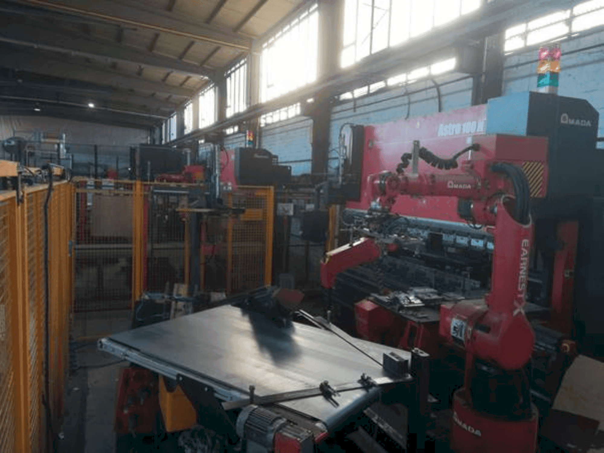 AMADA Astro 100 NT-maskinen framifrån