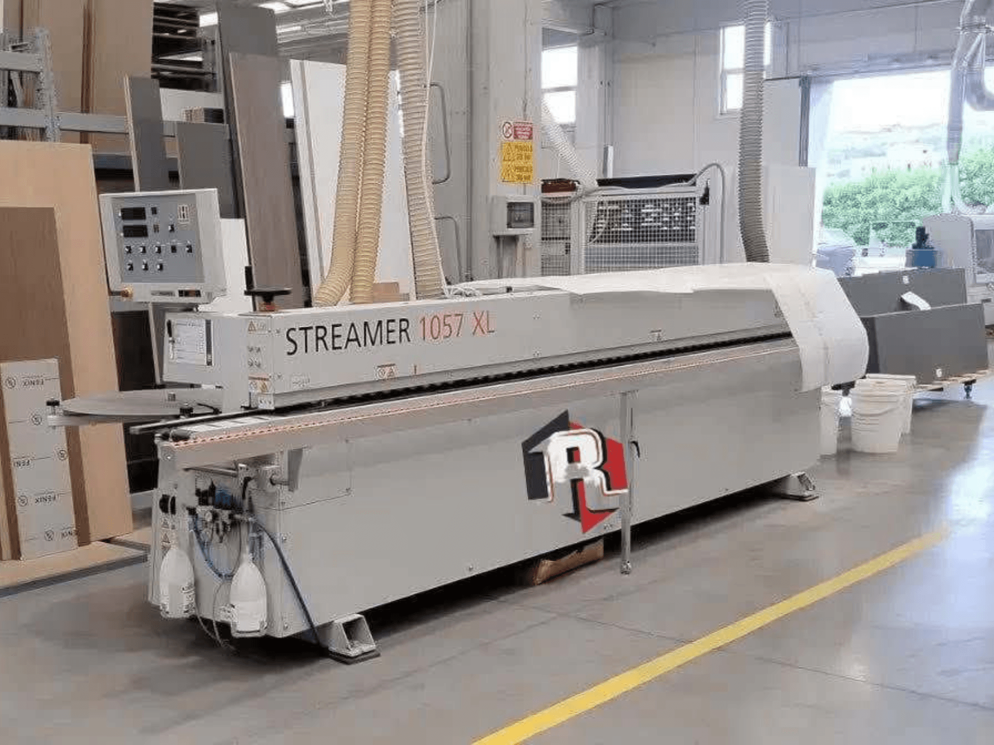 HOLZHER STREAMER 1057 XL kantlistmaskin i en verkstad, sidovy med synlig kontrollpanel och luftslangar.