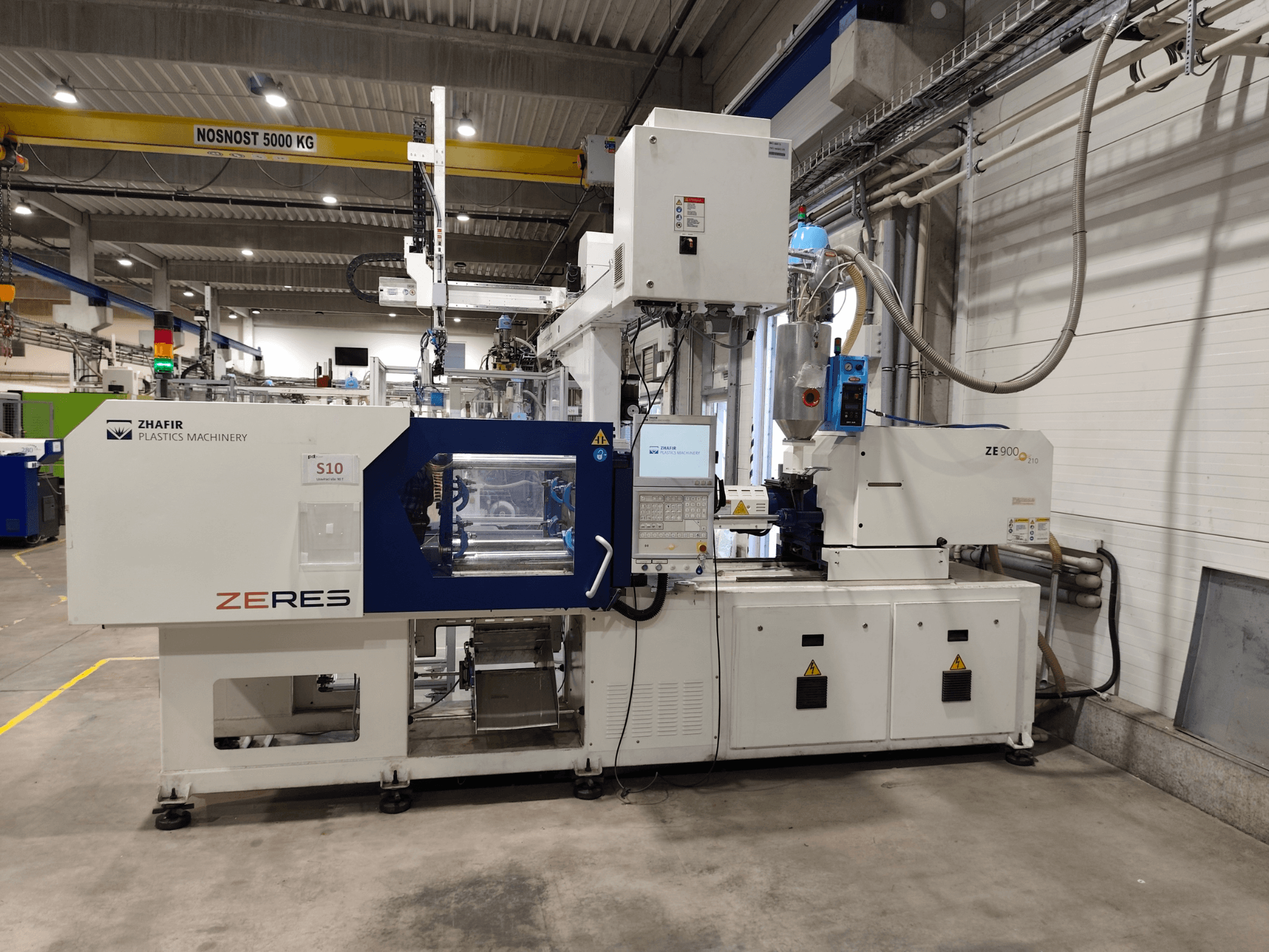 ZHAFIR ZERES ZE900/210B – elektrisk formsprutningsmaskin, framifrån med kontrollpanelen och formsprutningsområdet i förgrunden.