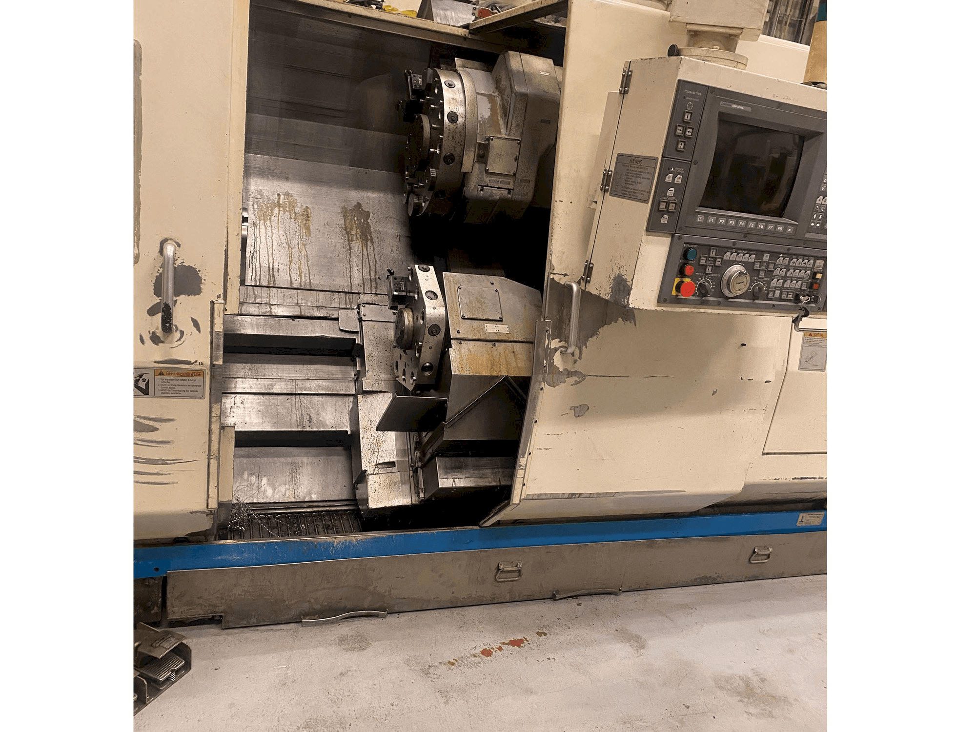 Okuma LU 25-maskinen sedd från vänster