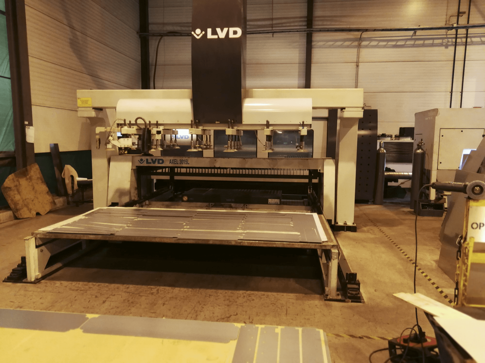 1 LVD-maskinen framifrånAXEL 3015 L