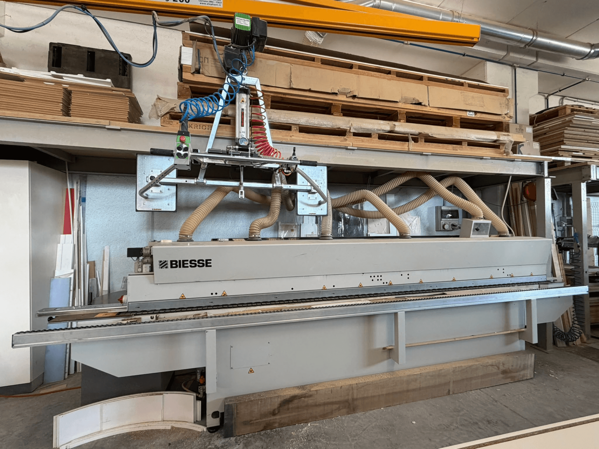 BIESSE AKRON 1330 kantlistmaskin i en verkstad, sedd framifrån med kontrollpanel och dammutsugssystem.