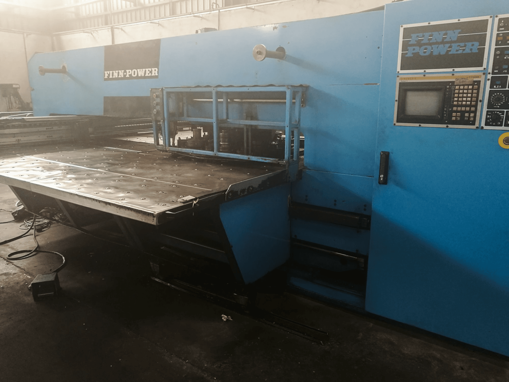 Finn-Power-maskinen sedd från högerTP 2520 IF2