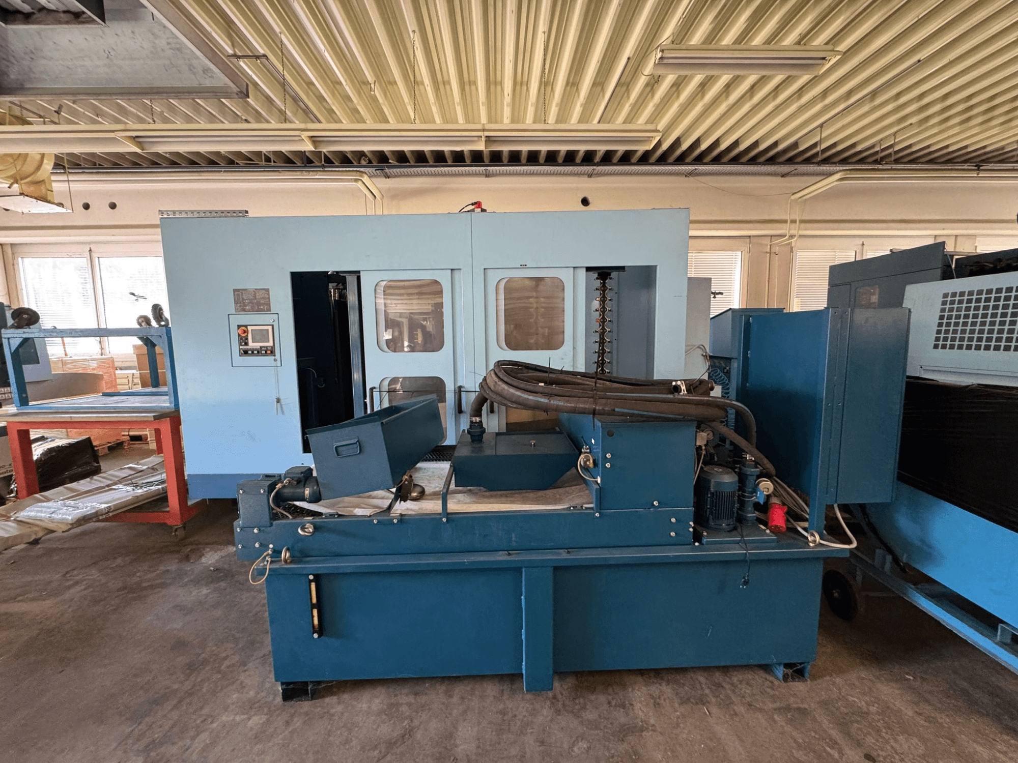Matsuura H. Plus 405 horisontellt bearbetningscenter i blått, framifrån, med kontrollpanelen och maskinens komponenter i förgrunden.