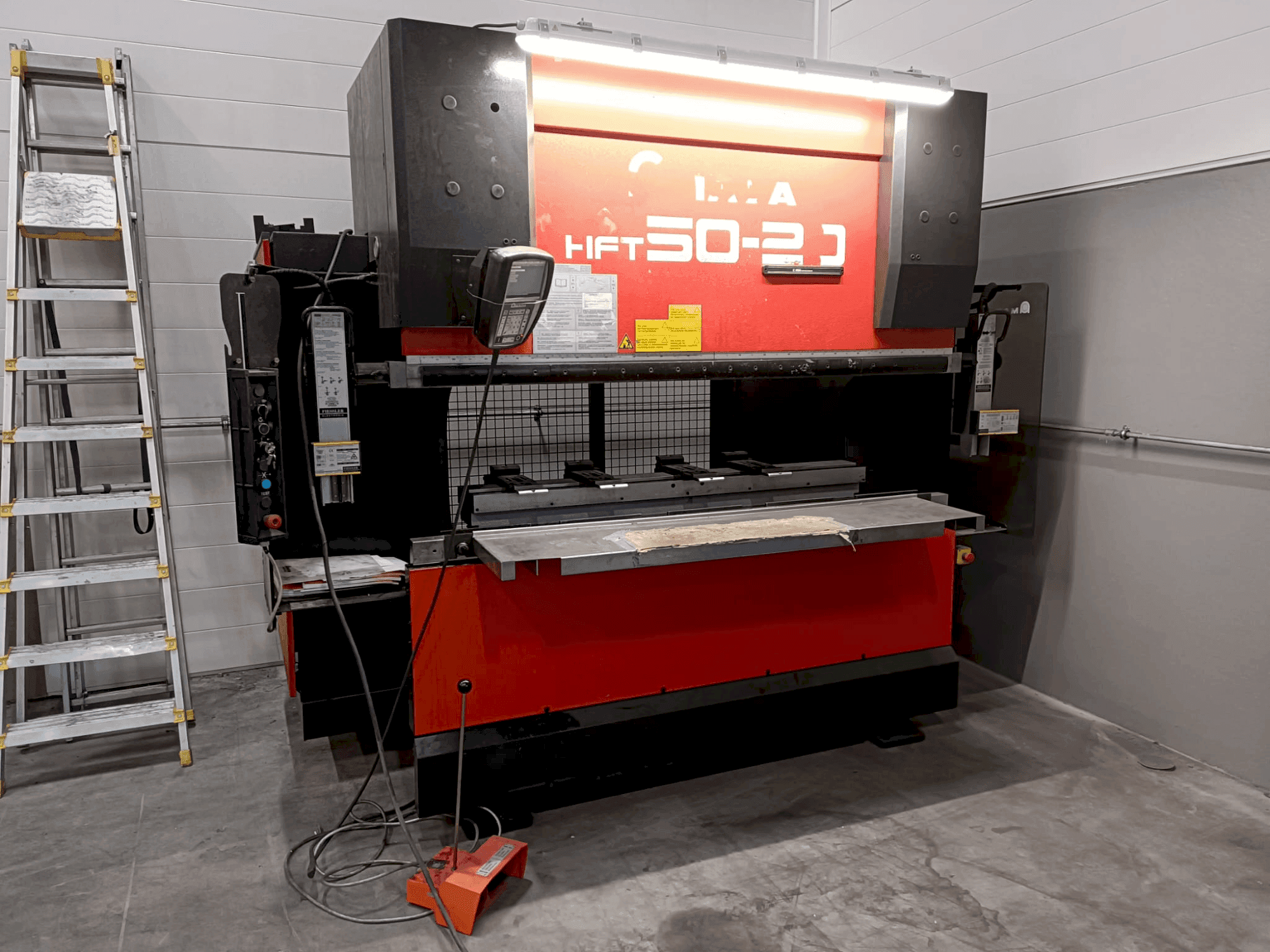 AMADA HFT50-20-maskinen framifrån