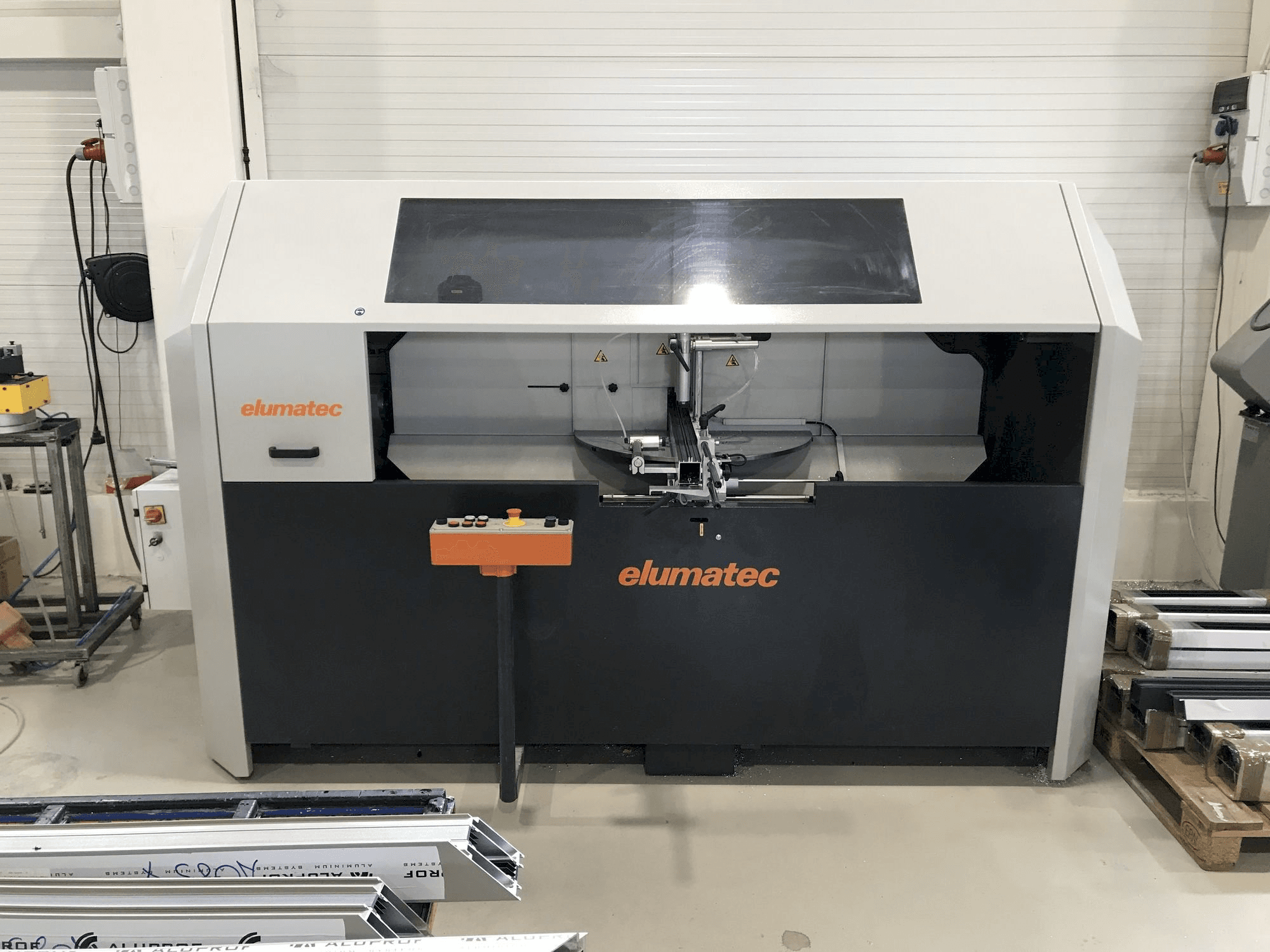 Elumatec AKS 134/64-maskinen framifrån