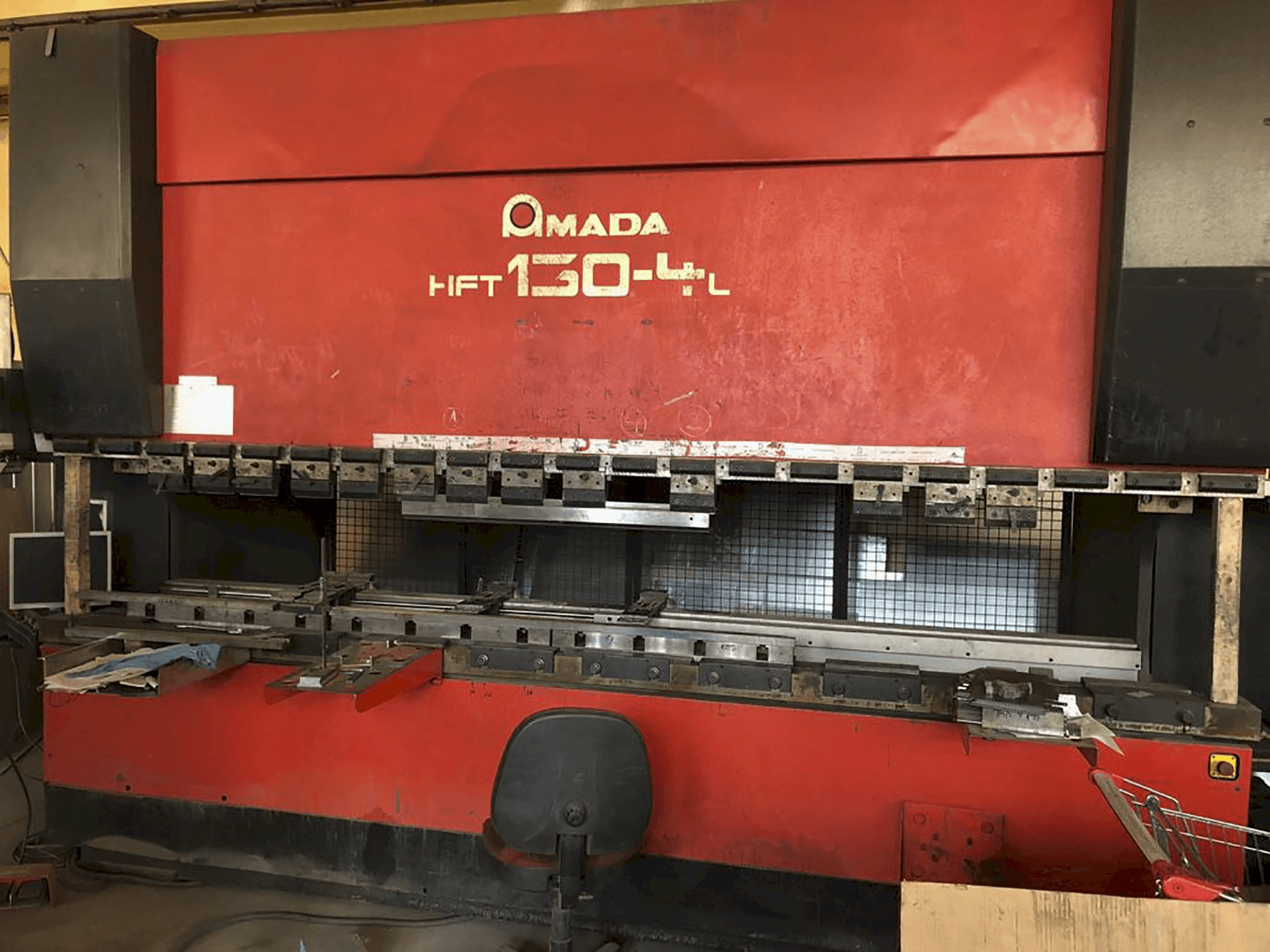 AMADA-maskinen framifrånHFT 130-4 L