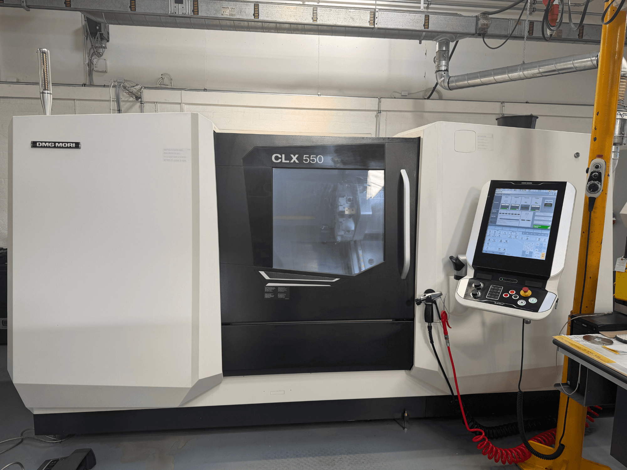 DMG MORI CLX 550 V4 horisontell svarv, framifrån med manöverpanel och display, som visar avancerade bearbetningsfunktioner.