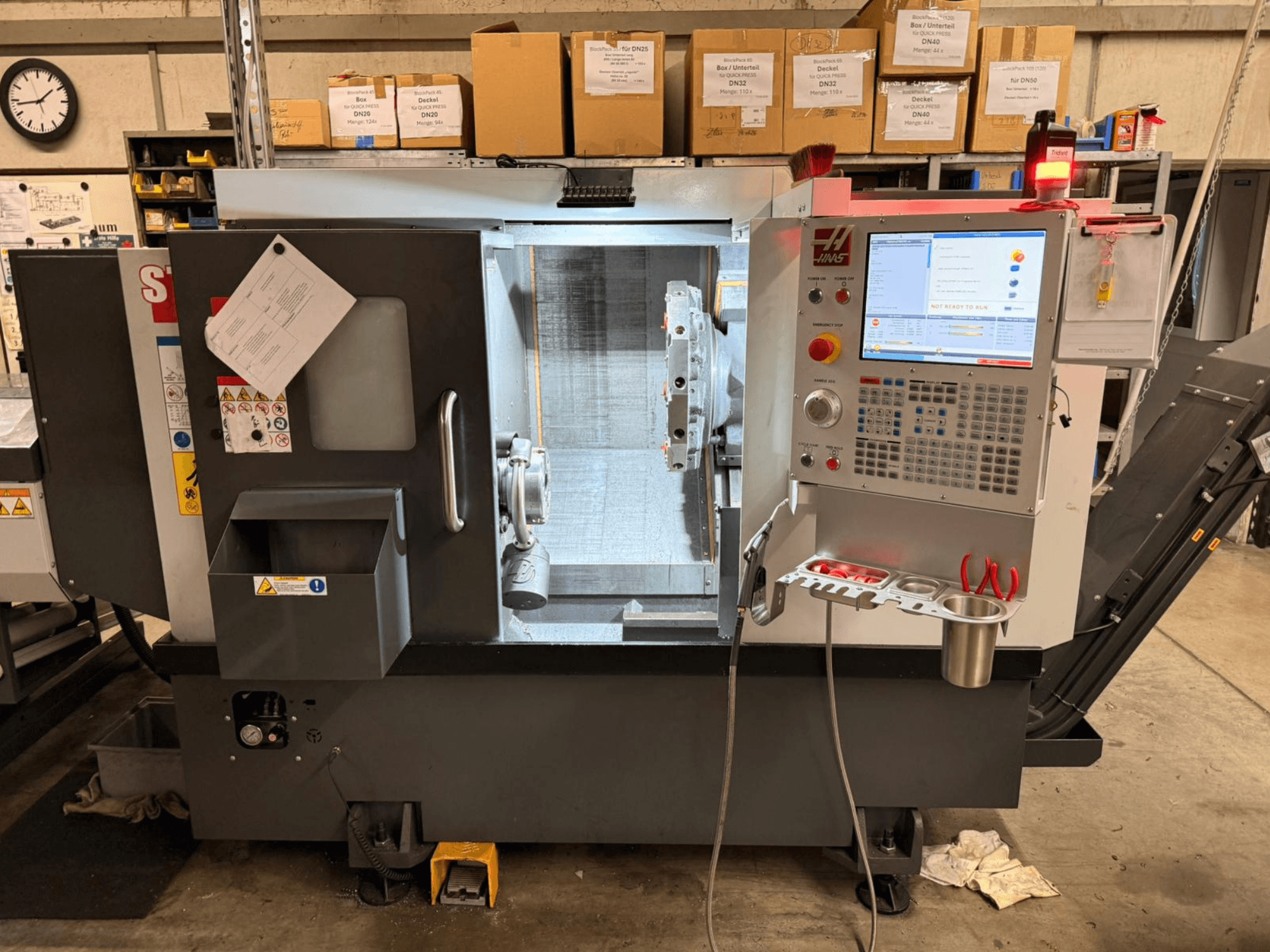 HAAS ST-15 horisontell svarvmaskin från sidan, med digital kontrollpanel och operativa komponenter.