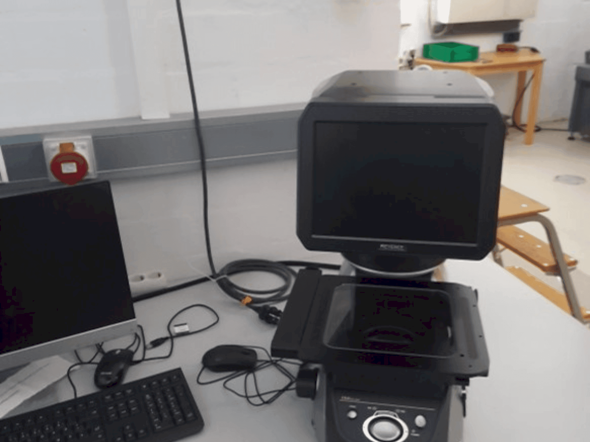 KEYENCE IM-7020-maskinen framifrån