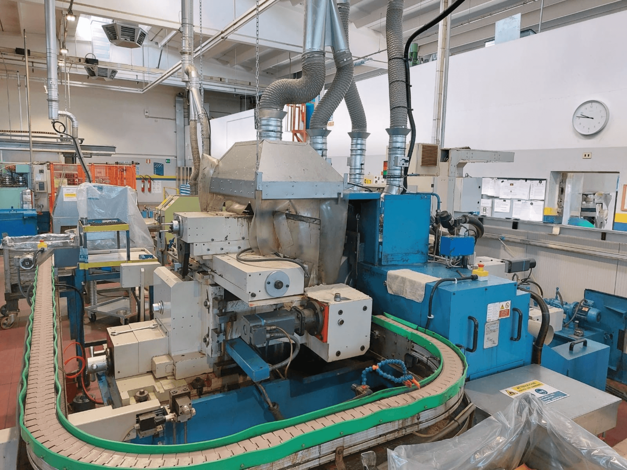 GHIRINGHELLI M300SP610 CNC3A centerless slipmaskin, vy framifrån, som visar invecklade maskin- och transportördetaljer.