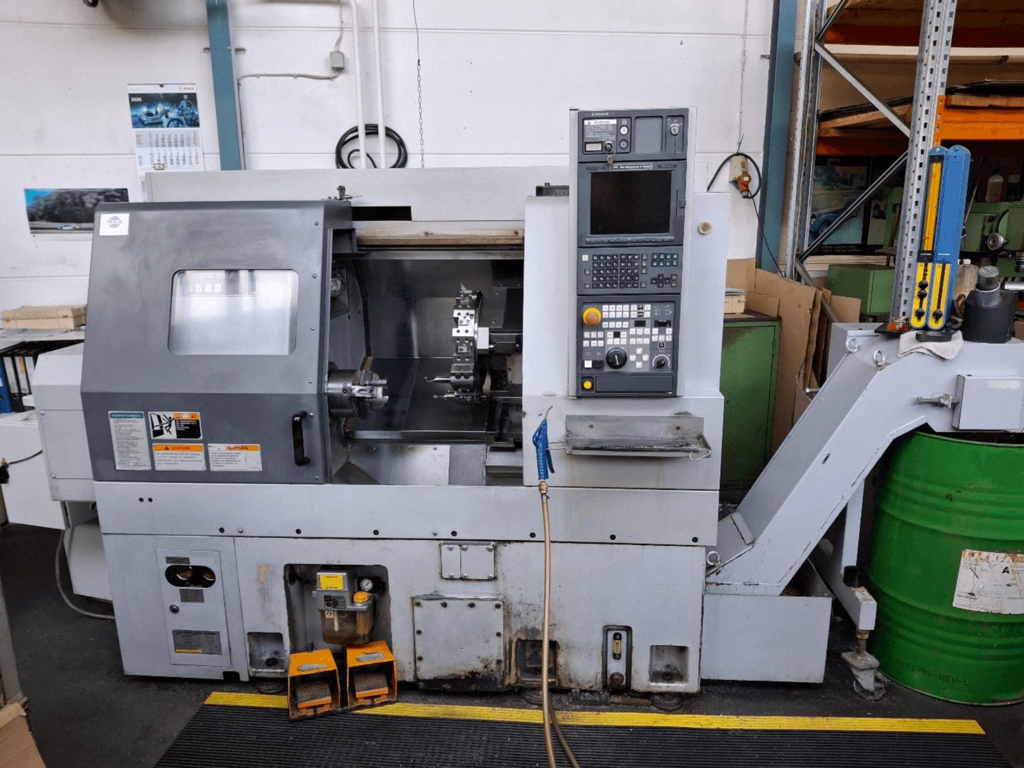 MORI SEIKI CL 1500 T horisontell svarv, framifrån med kontrollpanel, synliga verktyg och driftindikering.