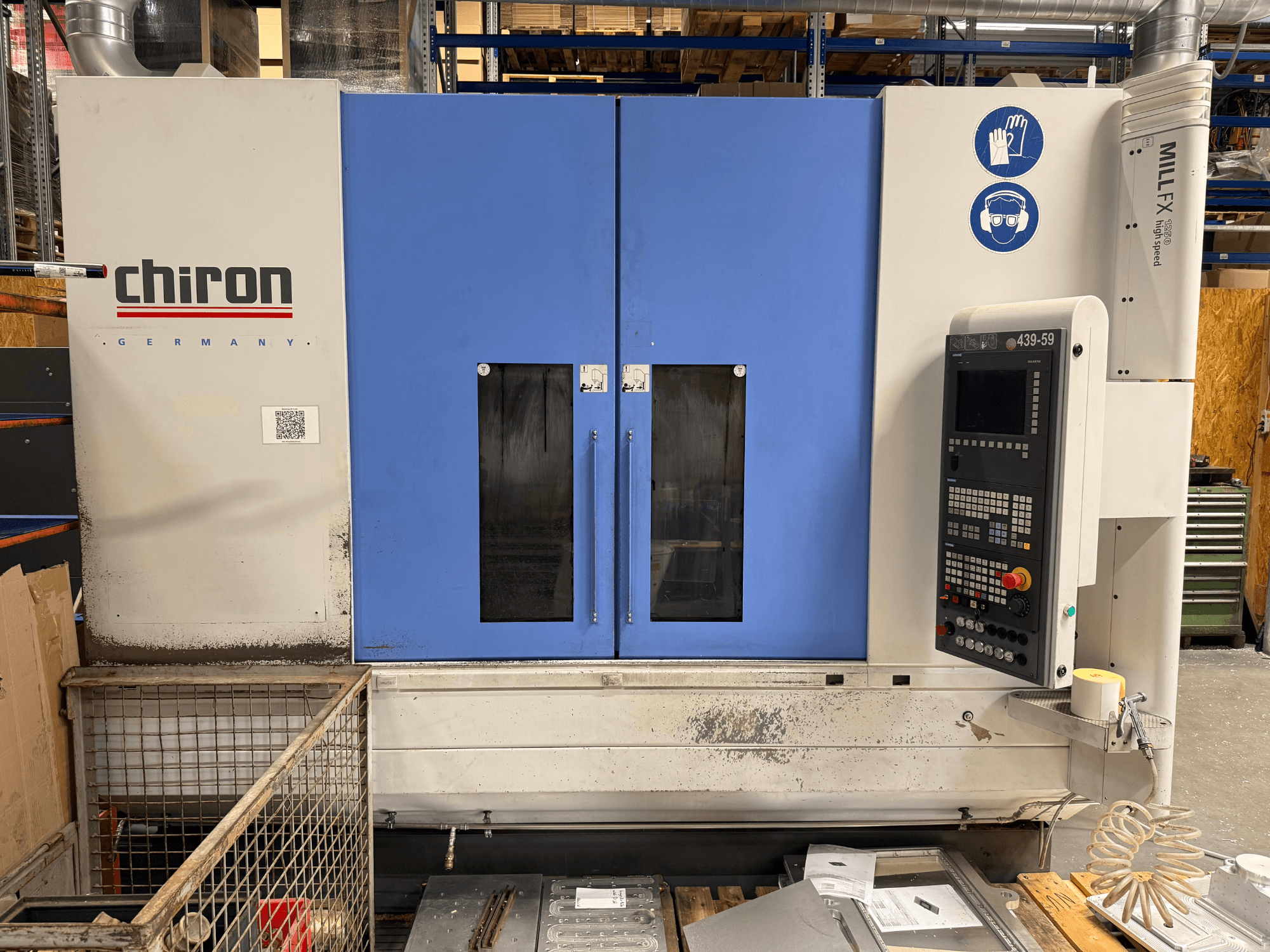 CHIRON MILL FX 1250 vertikalt bearbetningscenter, framifrån, med kontrollpanel och säkerhetssymboler, redo för precisionsarbete.