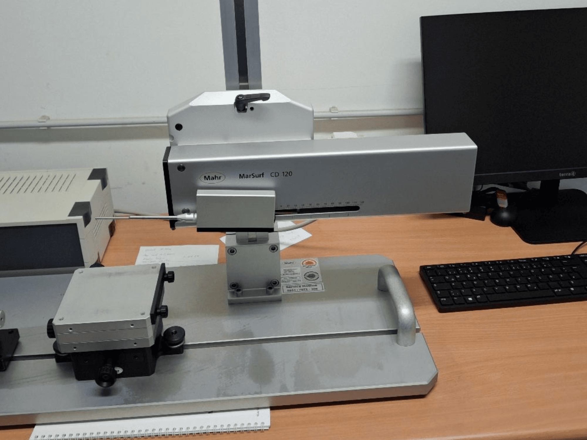 Mahr MARSURF CD 120 CMM sedd framifrån med mäthuvud, kontrollpanel och monterat mätbord.