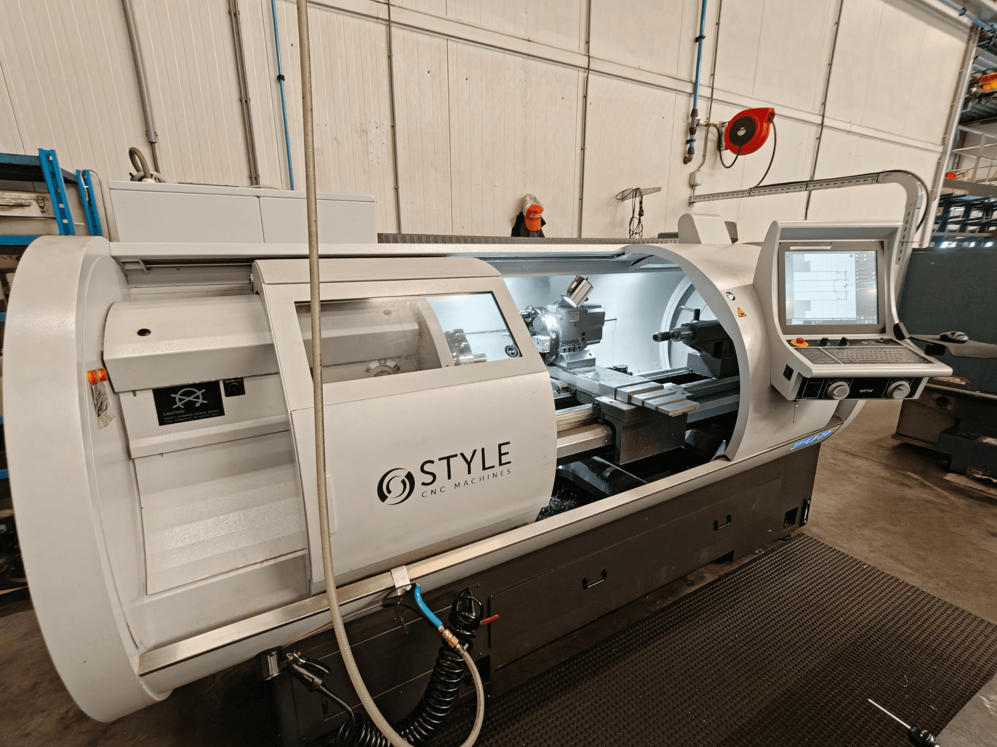 STYLE 510 horisontell svarv, framifrån, med kontrollpanel och skärverktyg synliga inuti arbetsytan.