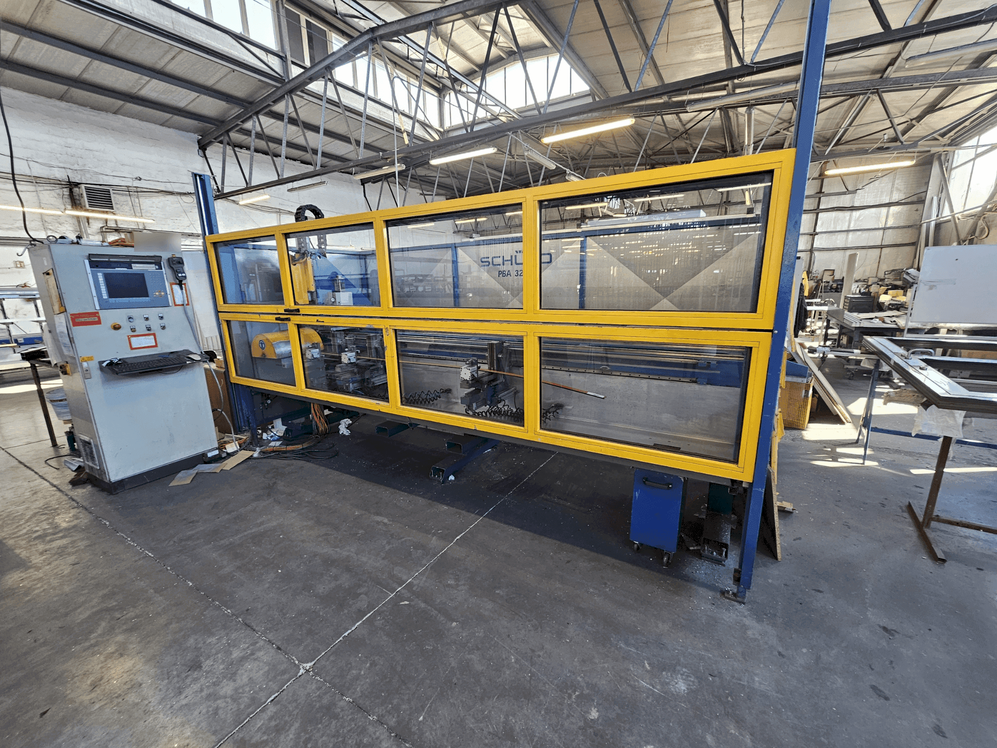 SCHÜCO PBA 3250-maskinen framifrån