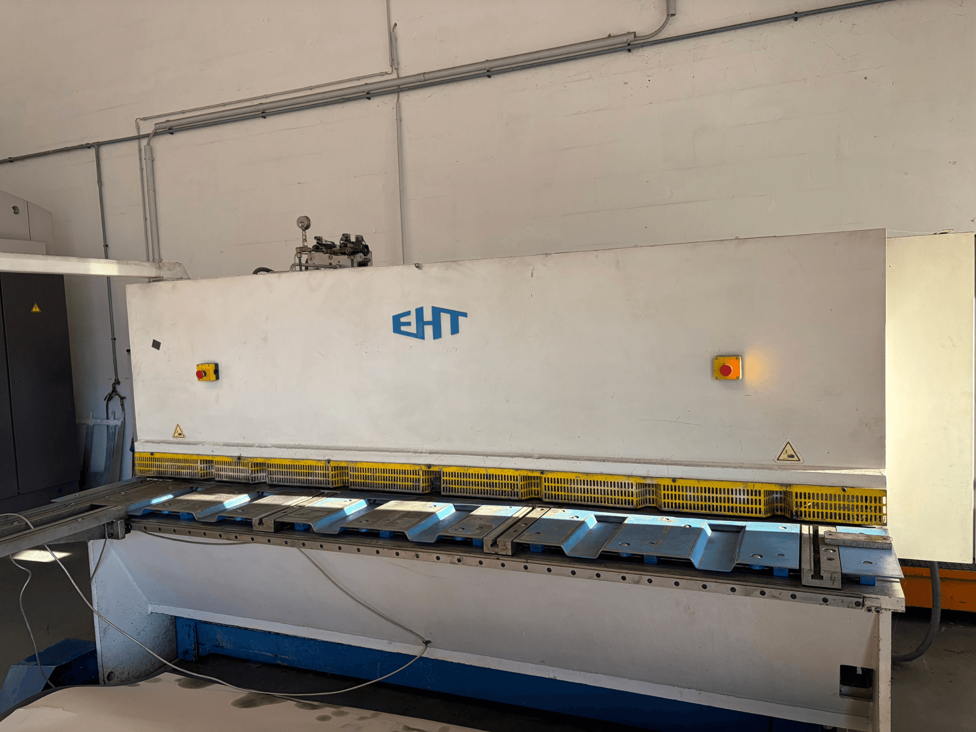 Hydraulisk skärmaskin EHT ISS 5-30 i en verkstad, framifrån med kontrollpanelen och skärytan synliga.