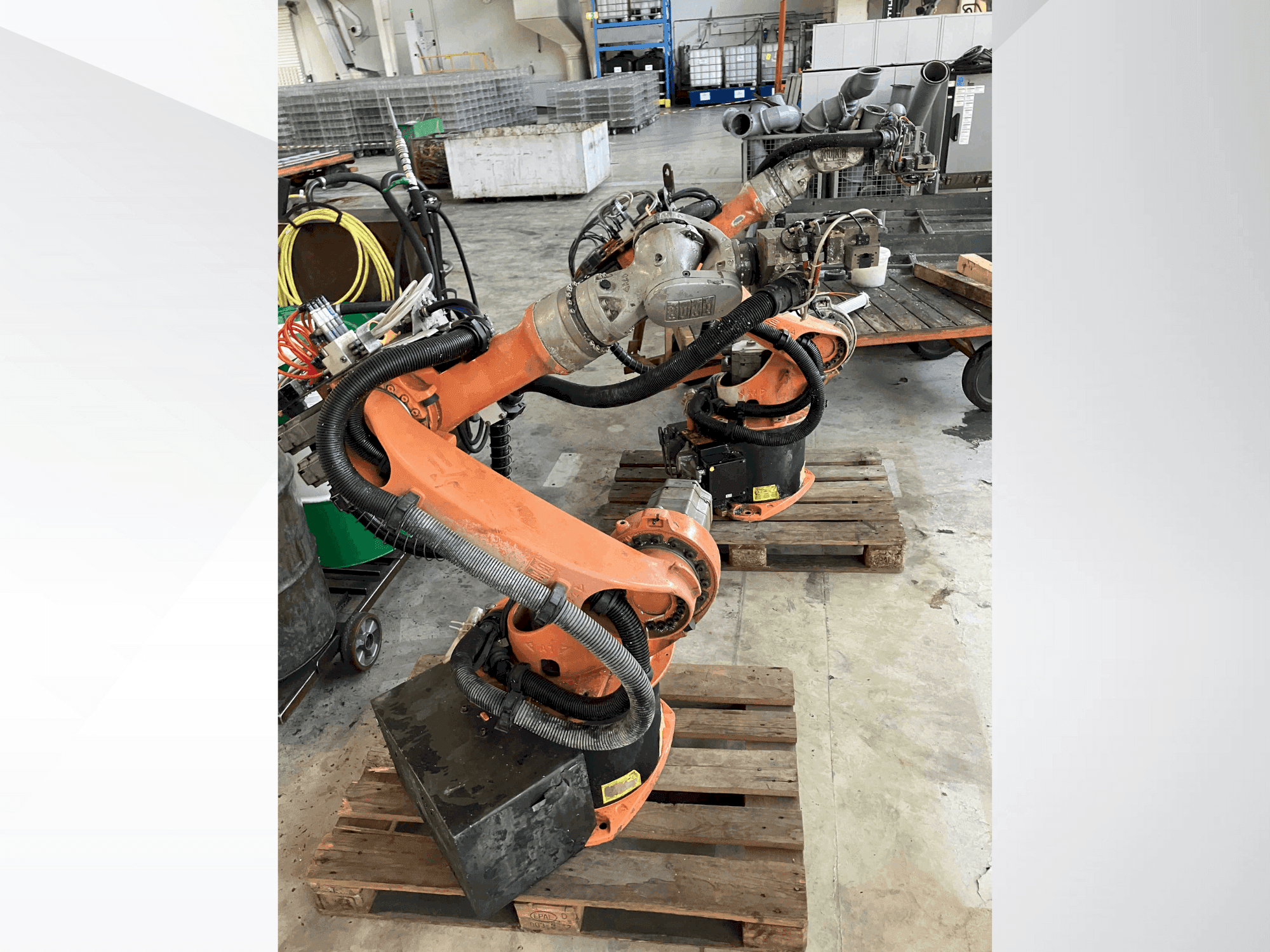 KUKA KR16-maskinen framifrån