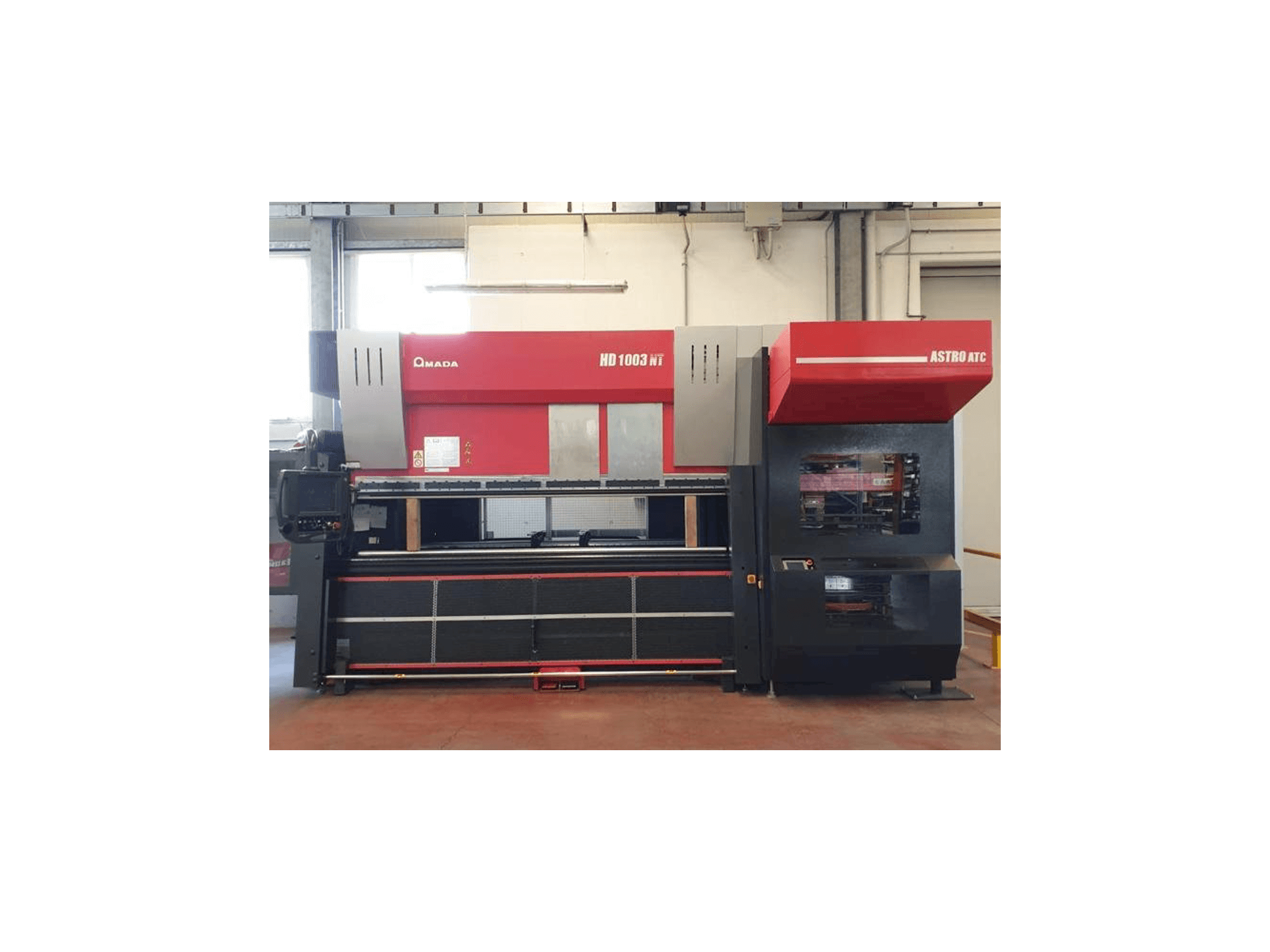 AMADA HD 1003 NT-maskinen framifrån