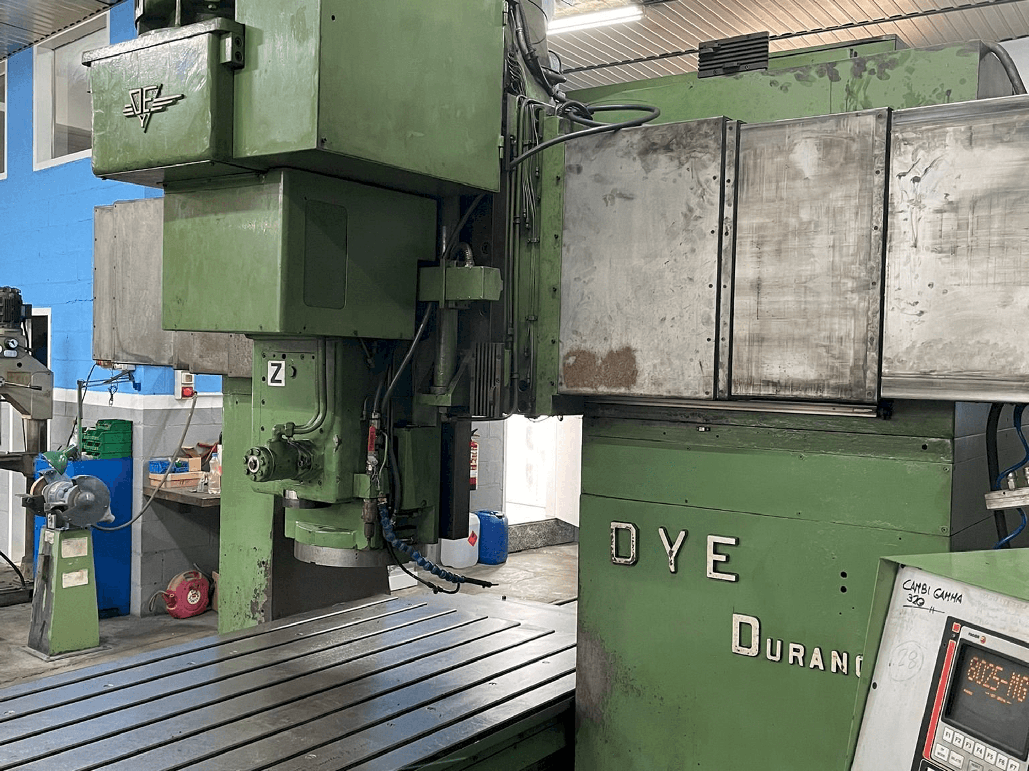 DYE FBF-C-N/C-maskinen framifrån