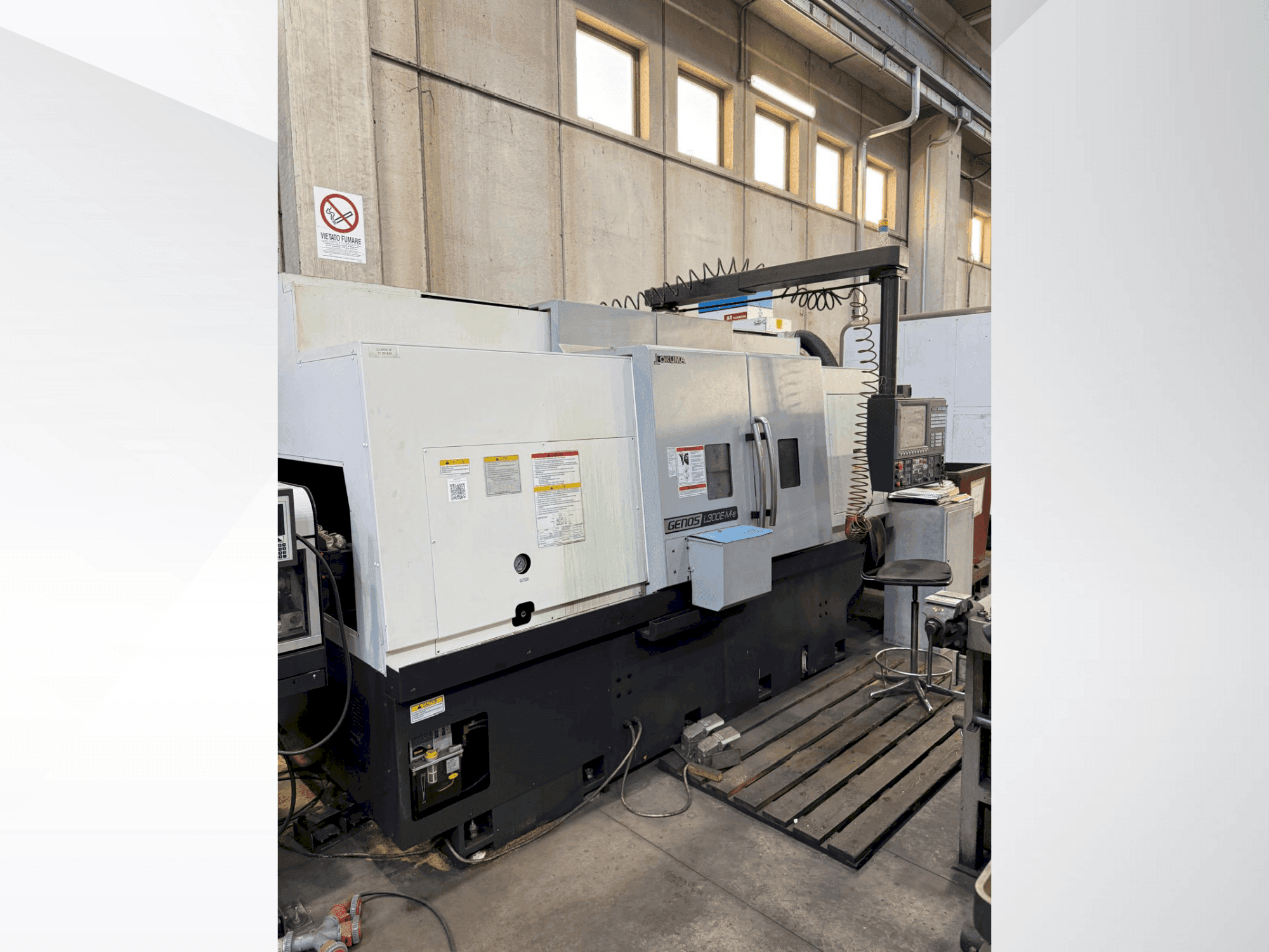 Okuma Genos L 300E-MY-e-maskinen framifrån