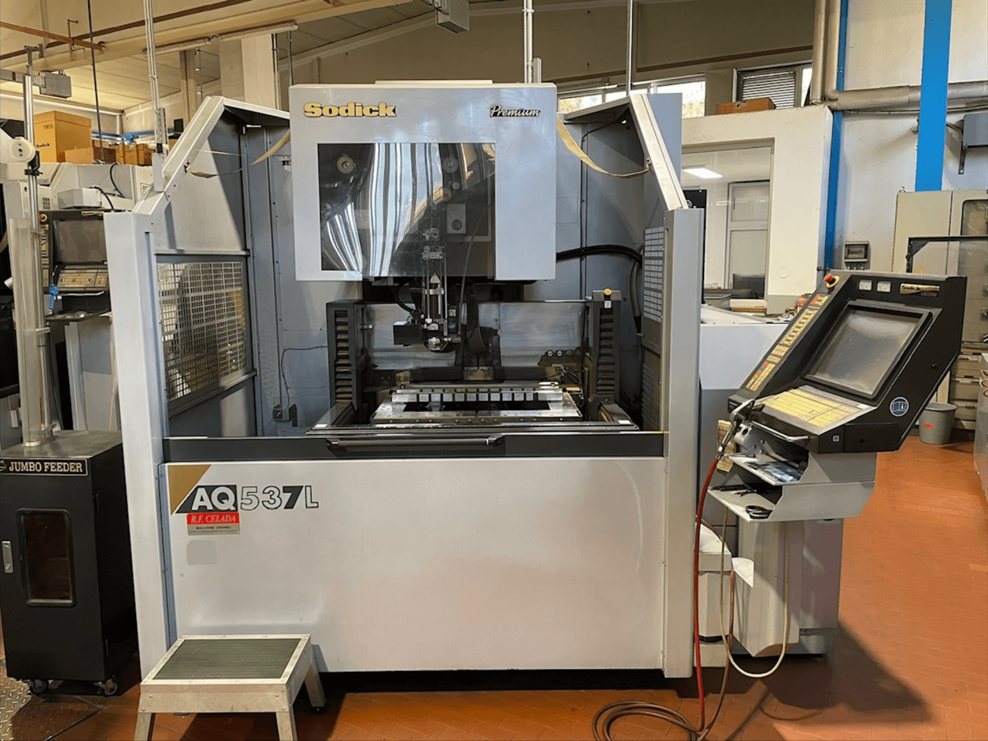 Sodick AQ537L Wire EDM-maskin framifrån, med kontrollpanel och bearbetningsområde med synliga komponenter.