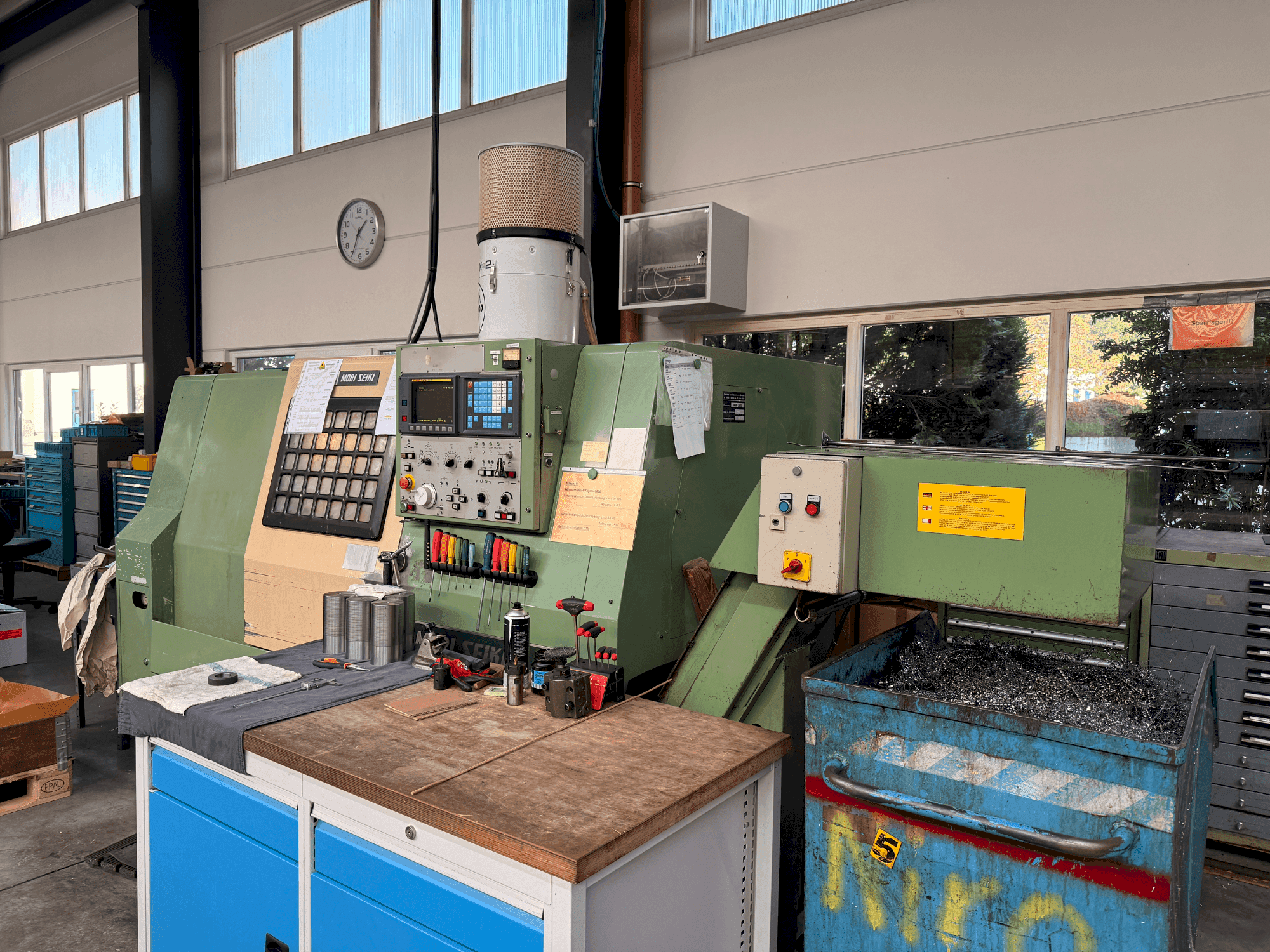 MORI SEIKI SL 25 (1989)-maskinen framifrån