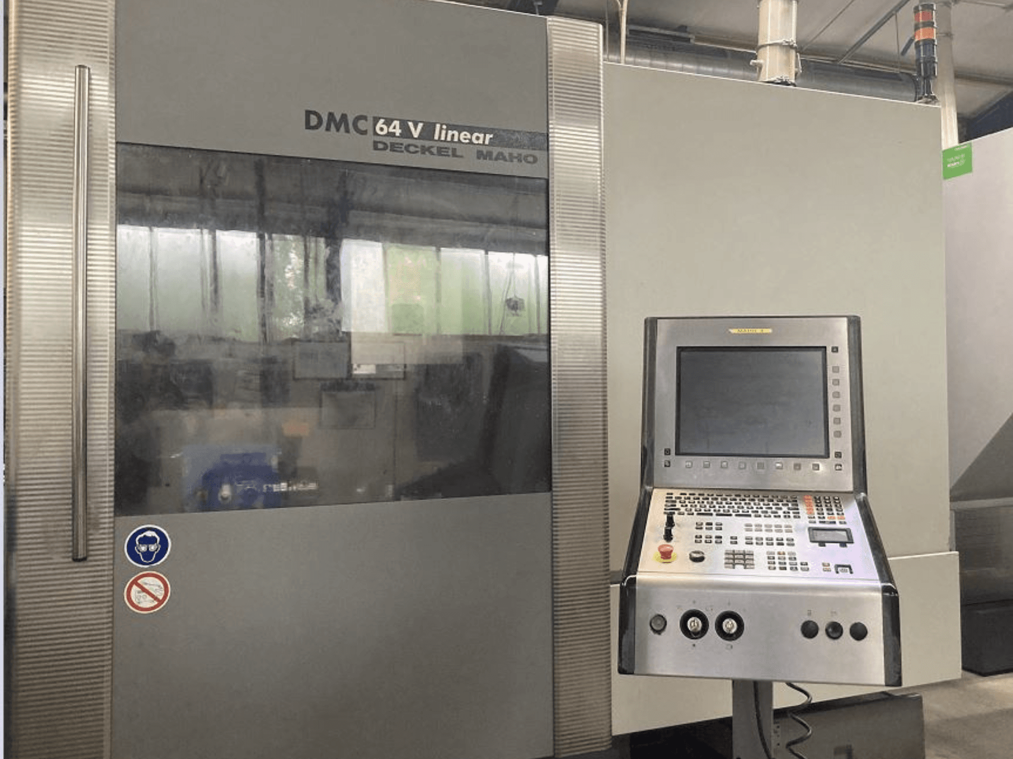 DMG DECKEL MAHO DMC 64V linjär vertikal bearbetningscenter, framifrån med kontrollpanel och display.