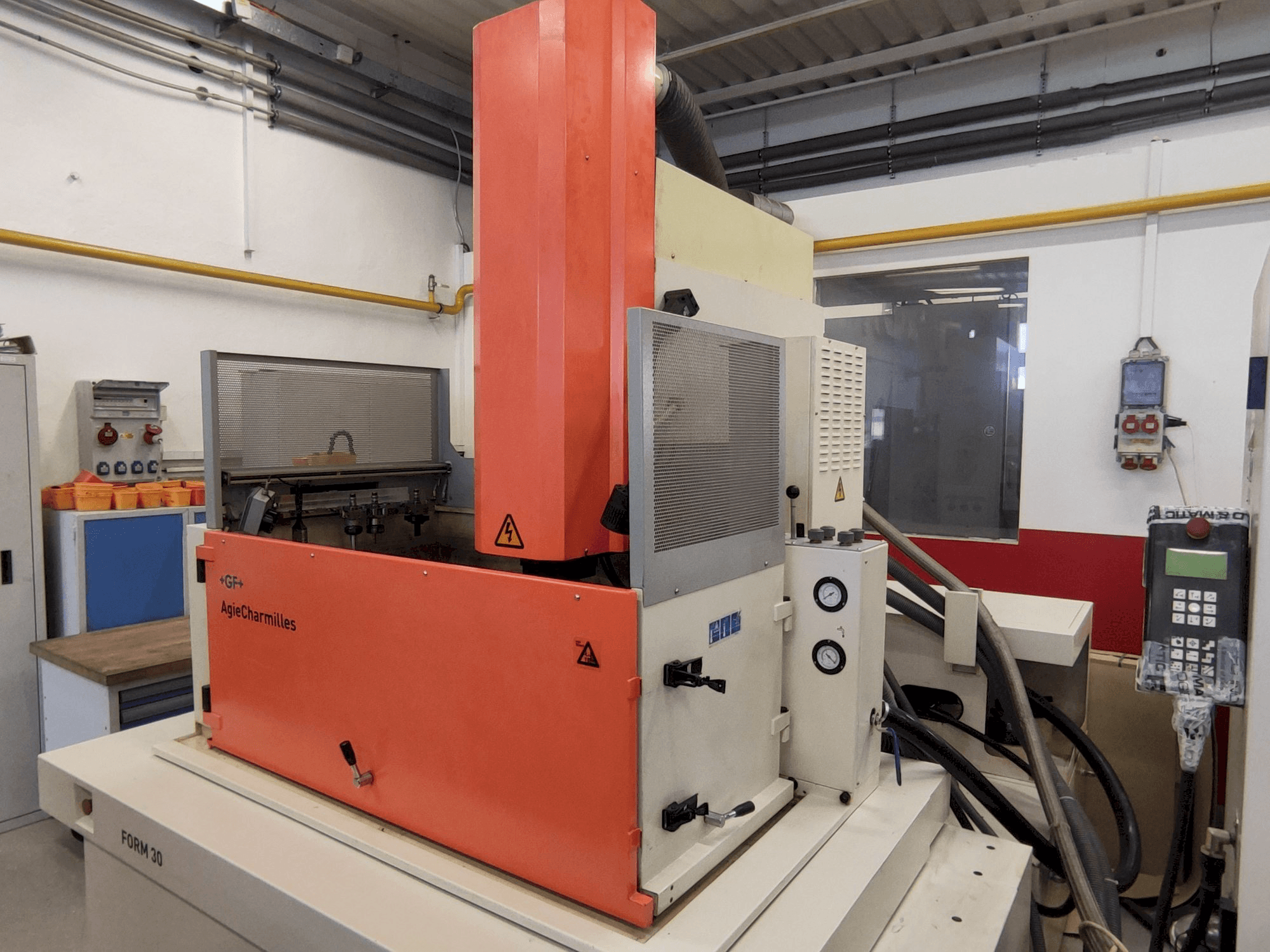 AgieCharmilles FORM 30-maskinen framifrån