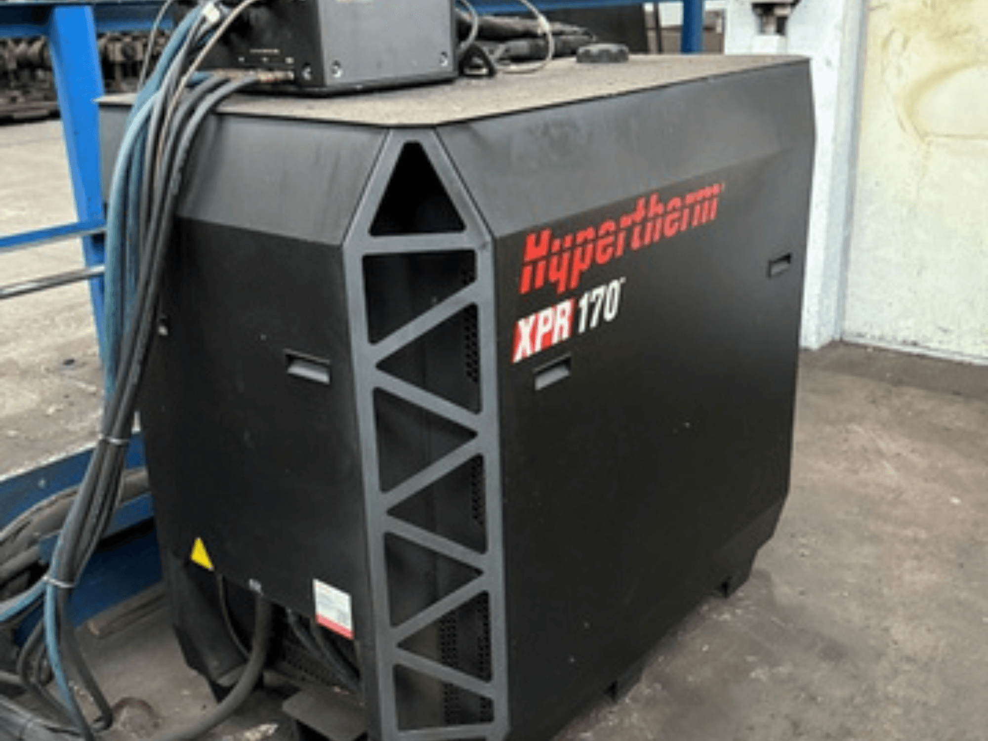 Hypertherm XPR170 plasmaskärare, sedd från sidan, med kylventiler och flera kablar för drift.
