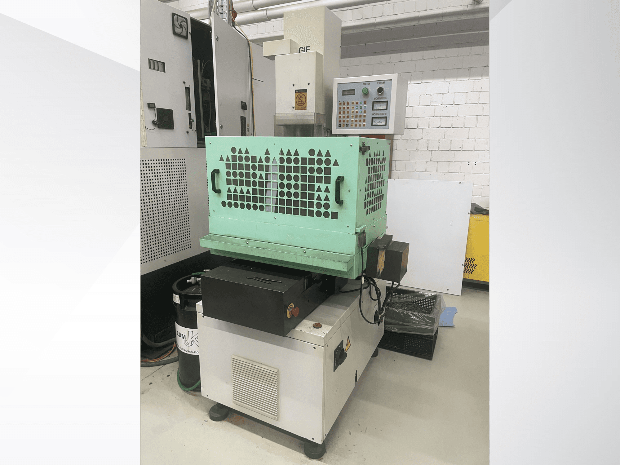 AGIE Drill, metallborrmaskin, framsidan visar reglage, grönt hölje och kompakt design. Idealisk för precisionsarbete.