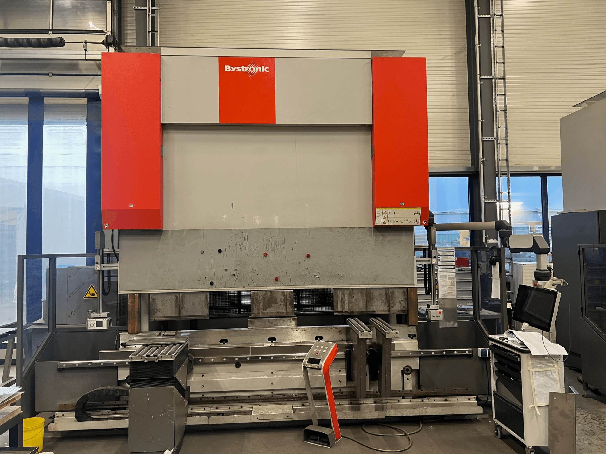 Bystronic plåtbockningsmaskin i frontvy, med elegant design, kontrollpanel och säkerhetsfunktioner.