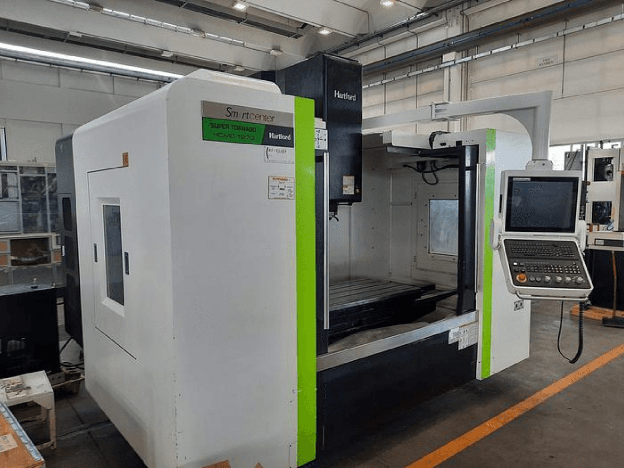 Hartford Super Tornado HCM-1270 CNC-maskin, framifrån, visar kontrollpanel och öppet arbetsområde.