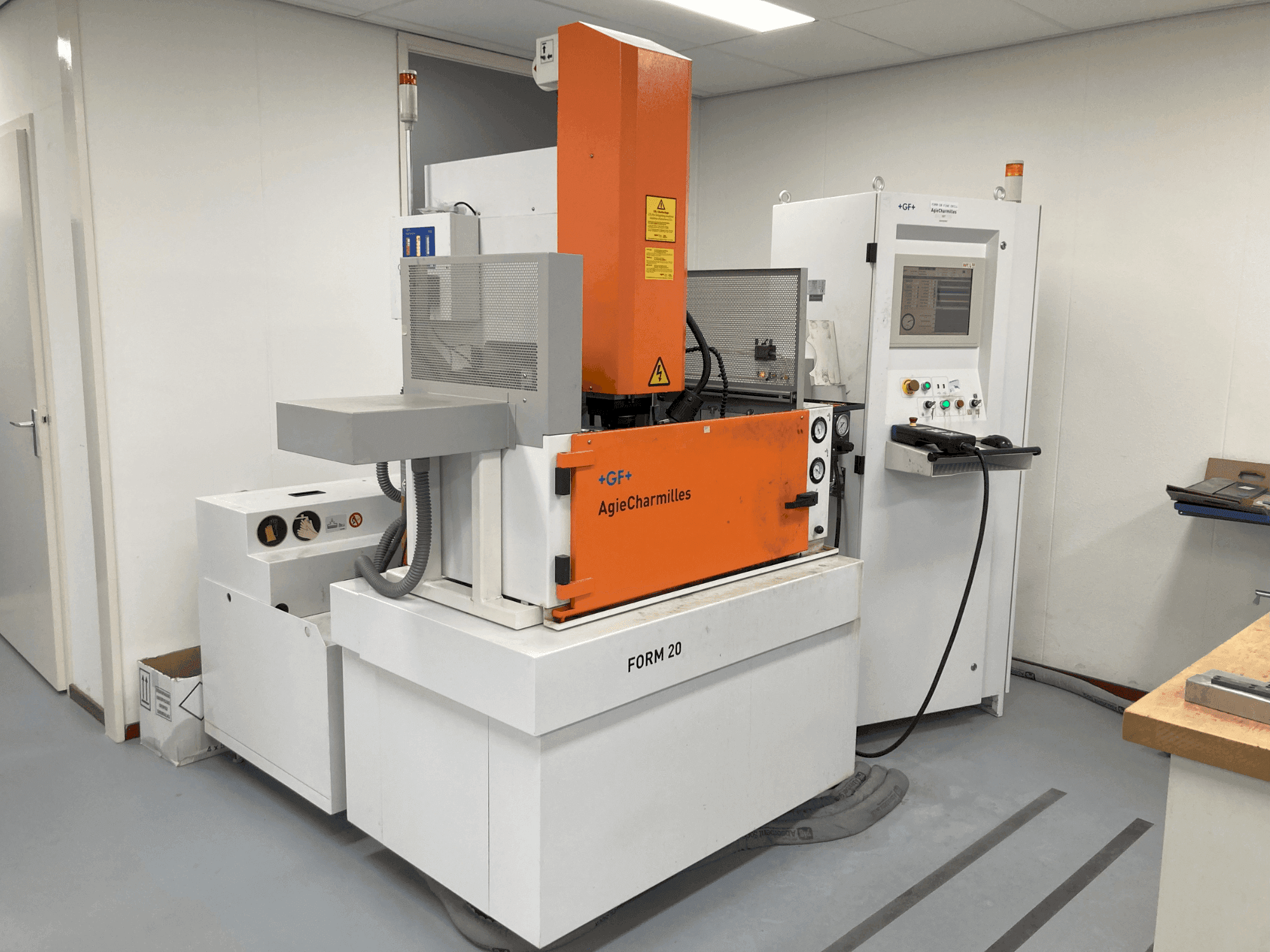 AgieCharmilles CABINET FORM20-maskinen framifrån