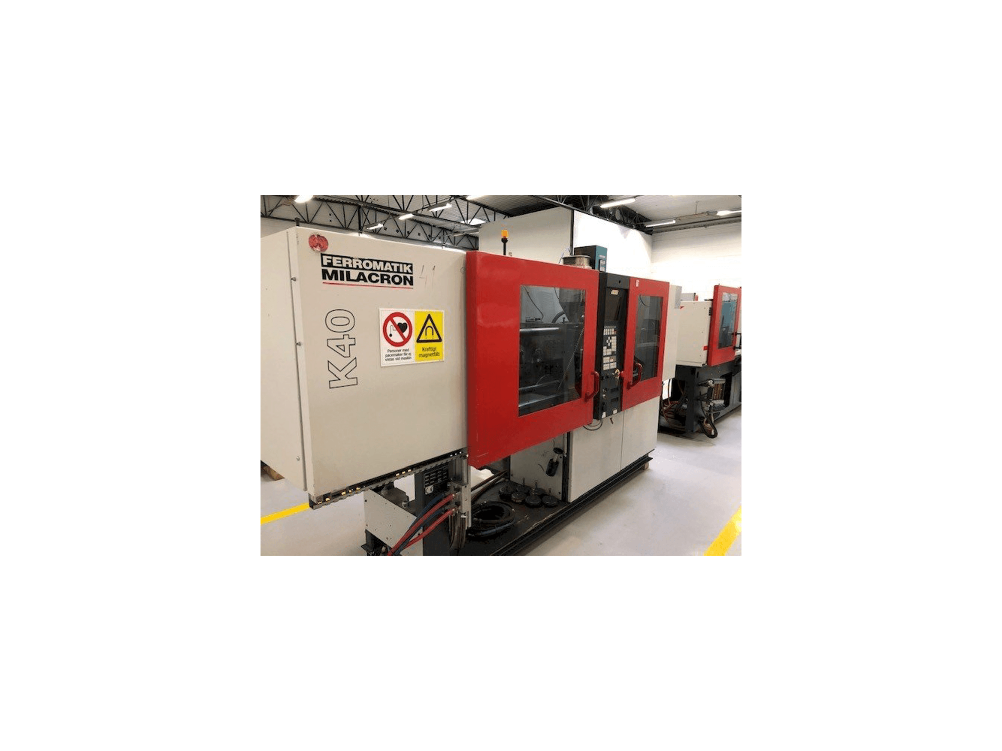 FERROMATIK MILACRON K40 D-E-maskinen sedd från vänster sida