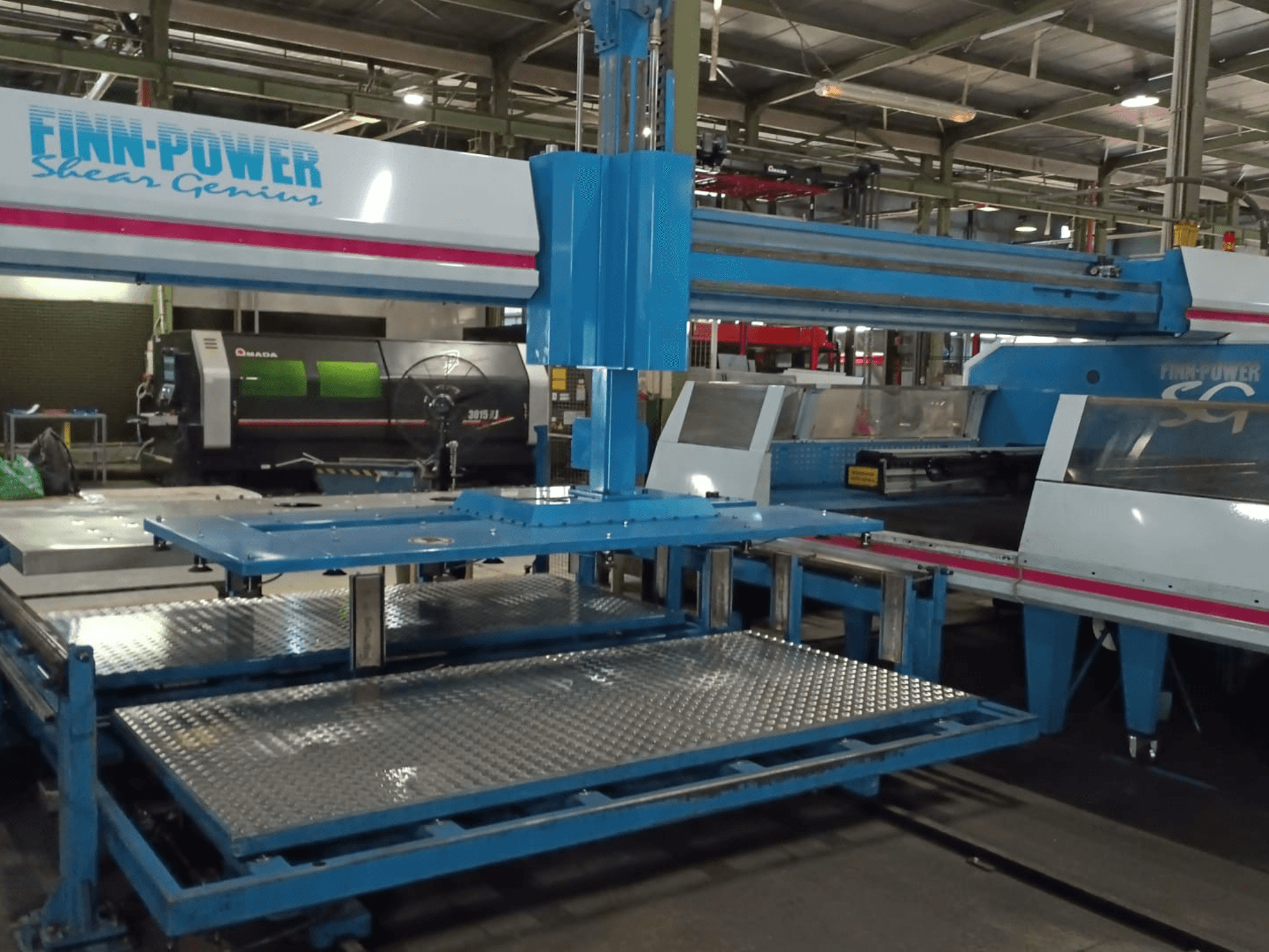 Finn-Power SG6 Shear Genius CNC-stansmaskin sedd framifrån, där metallborden och konstruktionens detaljer framträder tydligt.